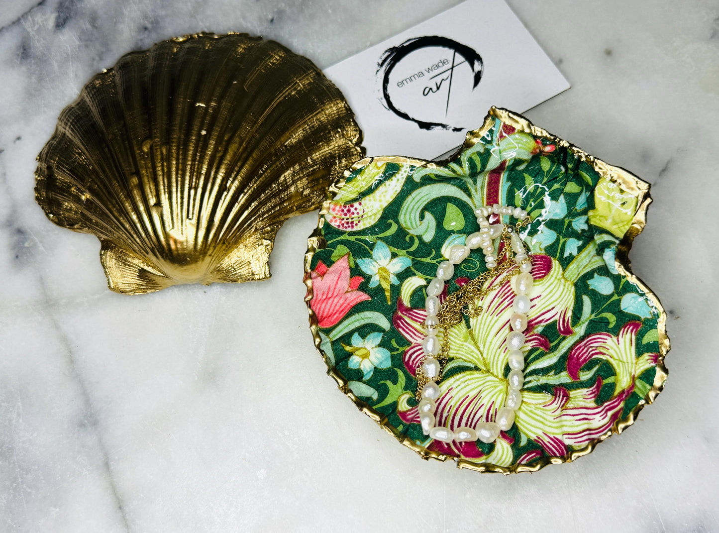 William Morris Golden Lily scallop shell dish handcrafted from sustainably sourced Dorset shells. Hand finished with real liquid gold leaf and sealed with crystal-clear hard resin. Luxury jewellery dish, ring holder, trinket tray, tea light holder, and coastal home décor gift inspired by classic English design.
