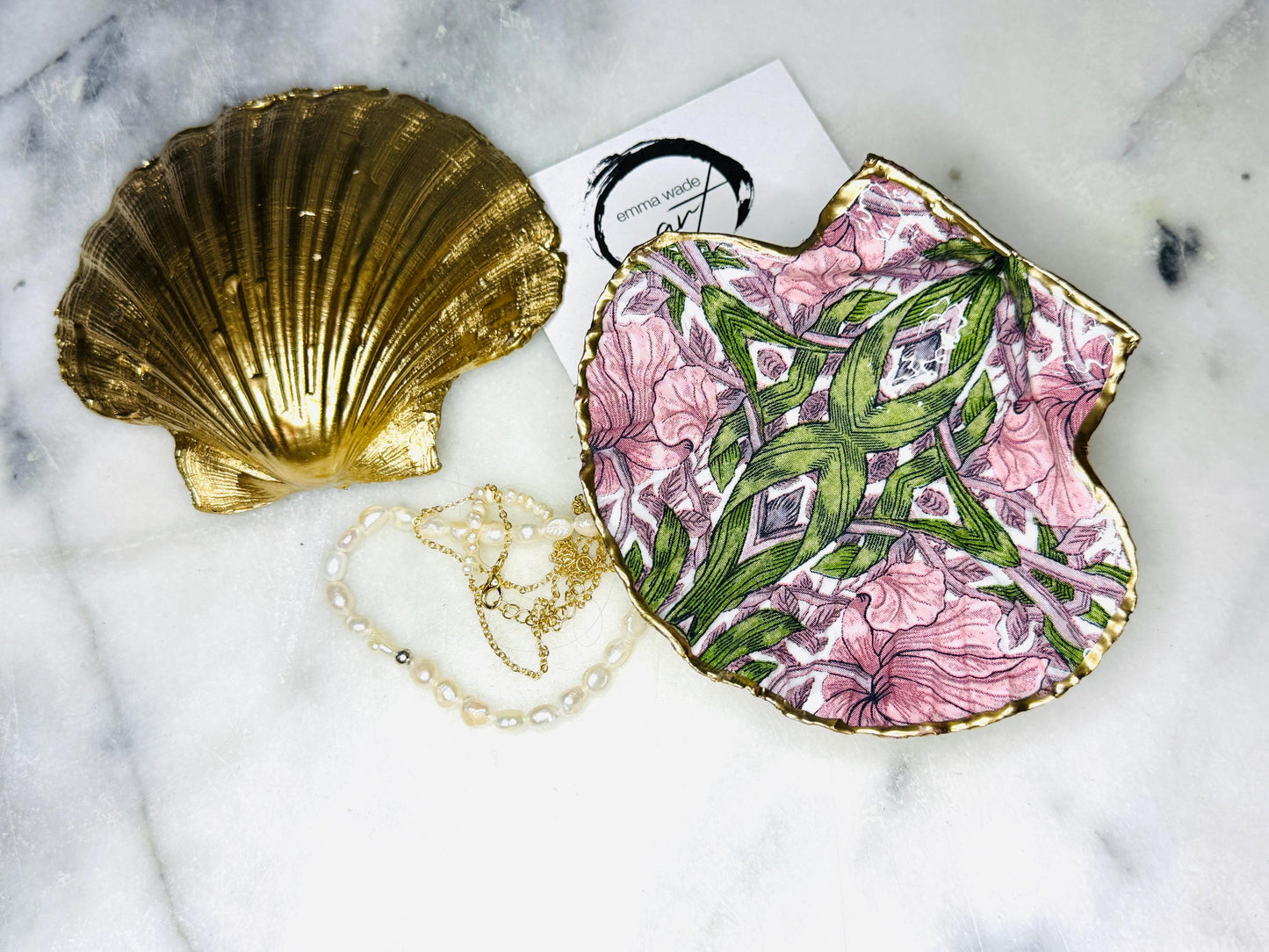 William Morris inspired scallop shell trinket dish featuring the iconic Pimpernel floral pattern in pink and green tones. Handcrafted using sustainably sourced Dorset scallop shells, hand gilded with real liquid gold leaf and sealed with crystal-clear hard resin. Luxury coastal jewellery dish, ring holder, trinket tray, or decorative Arts & Crafts gift available in two sizes.
