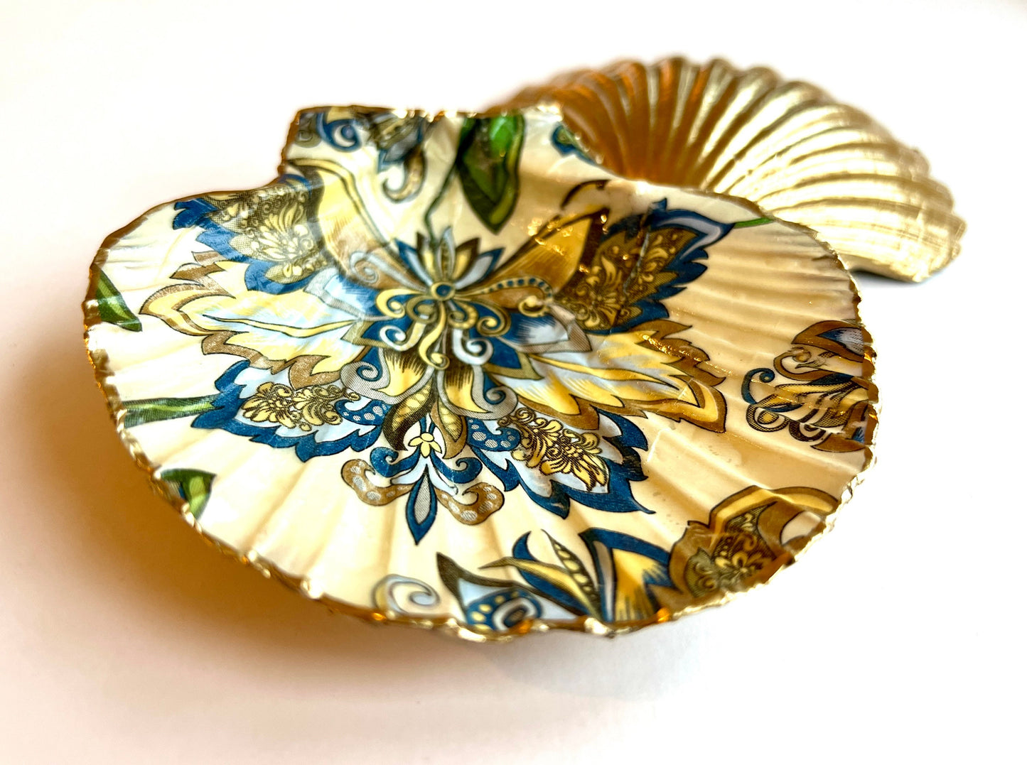 gift for her, decorated dish, jewelry trinket dish, Barokke scallop shell, handmade shell dish, shell ornament, coastal ornament, coastal gifts, coastal art, home decor, shell decorations, coastal decor, blue white dish, gift for him, ocean jewelry dish, ocean decor, shell trinket tray, scallop trinket tray, shell art, handmade trinket dish, gold gilded dish, proposal dish, ring dish display, ring bearer dish, ring tray, ocean plate, shell tray, kitchen decor, bathroom decor, shell wall art