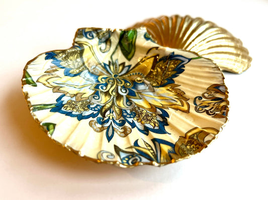 gift for her, decorated dish, jewelry trinket dish, Barokke scallop shell, handmade shell dish, shell ornament, coastal ornament, coastal gifts, coastal art, home decor, shell decorations, coastal decor, blue white dish, gift for him, ocean jewelry dish, ocean decor, shell trinket tray, scallop trinket tray, shell art, handmade trinket dish, gold gilded dish, proposal dish, ring dish display, ring bearer dish, ring tray, ocean plate, shell tray, kitchen decor, bathroom decor, shell wall art