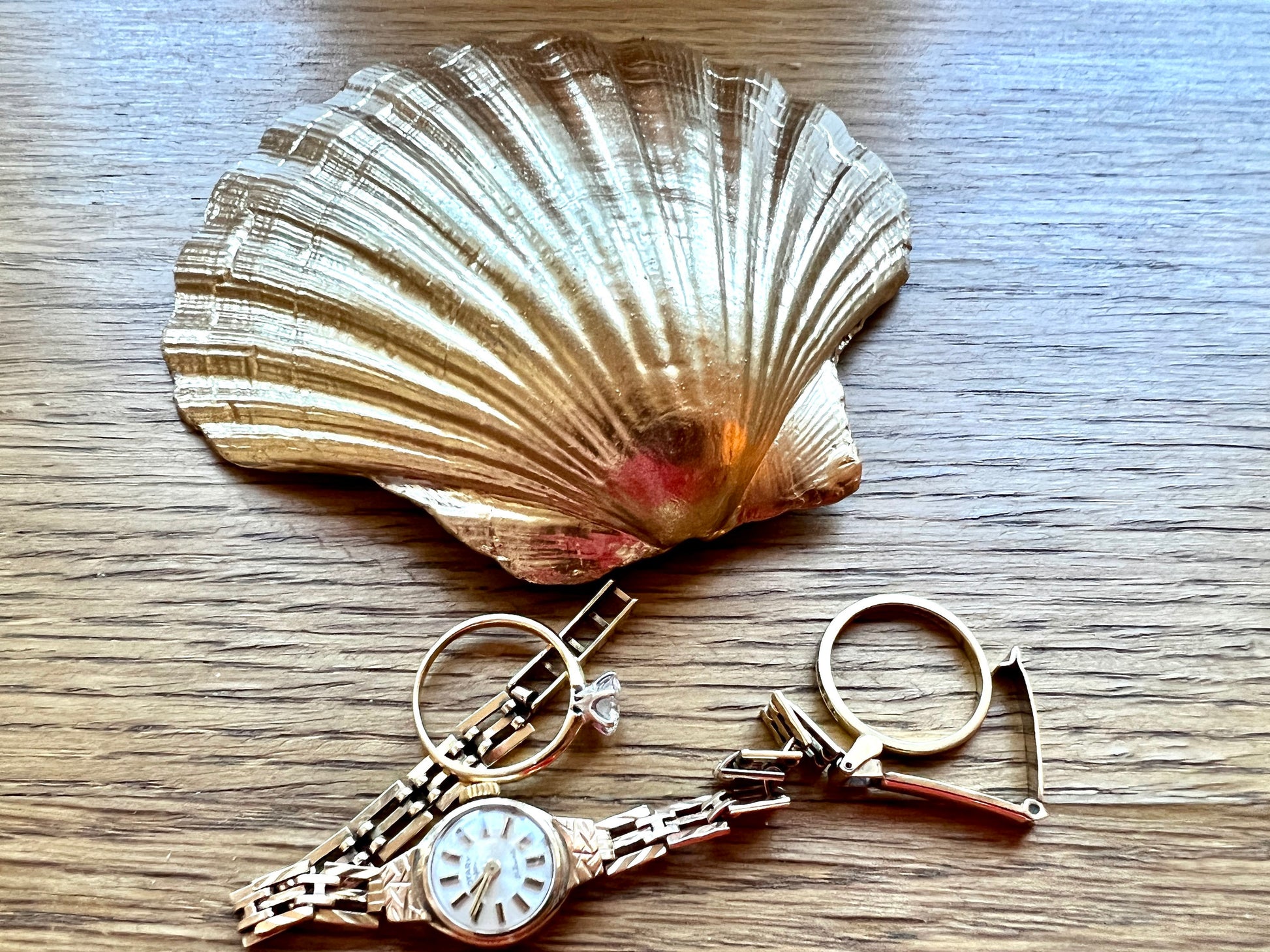 Handmade fern green scallop shell trinket dish with botanical forest fern design, gold leaf edging, and glossy resin finish. Natural Dorset shell jewellery dish inspired by woodland décor and cottagecore interiors, styled as a ring holder, trinket tray, or coastal nature-inspired gift.