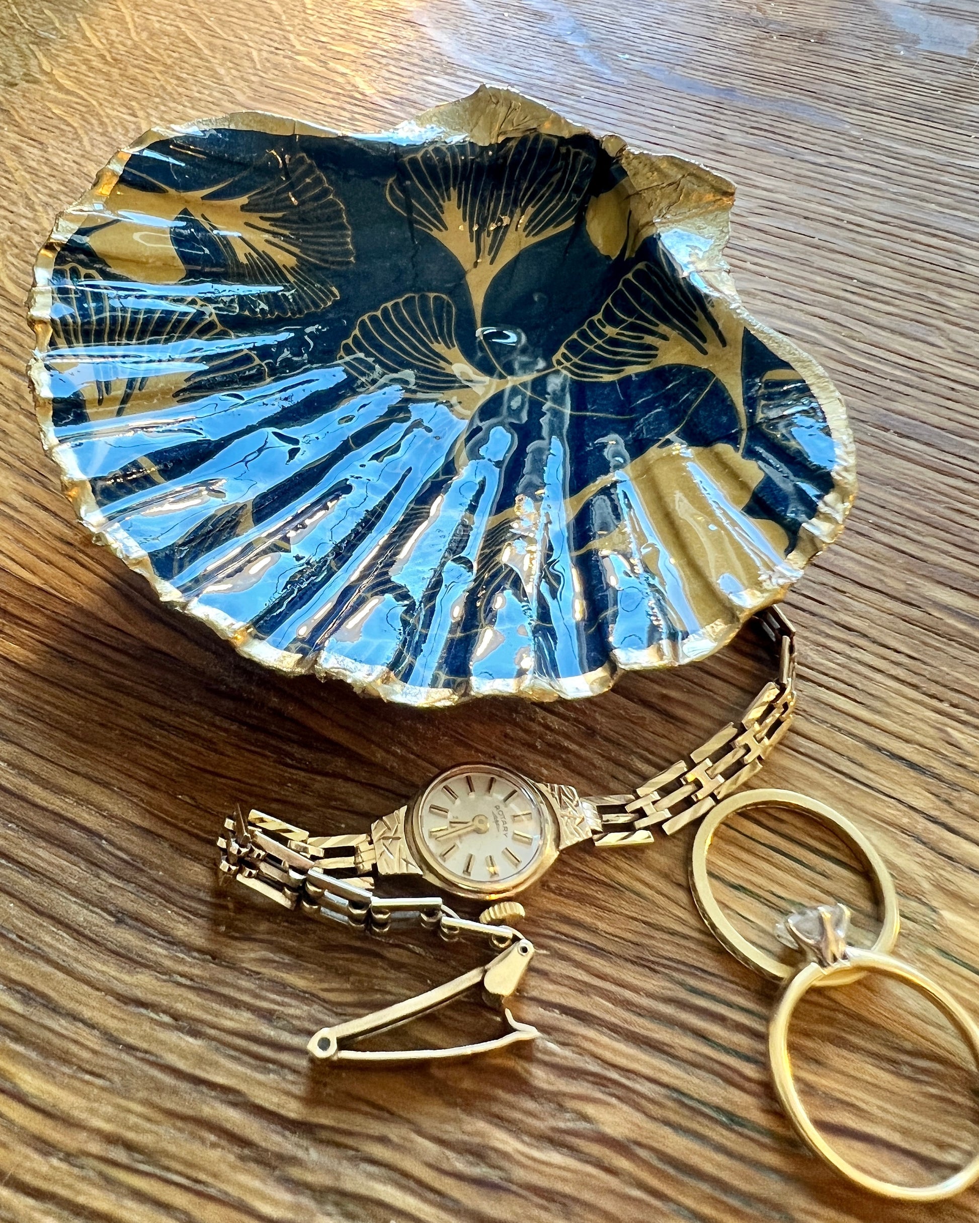 Gingko decorated dish, Gingko decoupaged scallop dish, Gingko ornament, decorative accessory, shell ornament, shell jewellery box, jewellery dish, trinket dish, hand made ornament,  sustainable hand painted ornament, coastal ornament, gift for her, Blue Gold Japanese Shell dish, Gingko scallop dish, Blue Gold Gingko gift, Gingko decor, UK scallop ring tray, coastal decor, Christmas gift, gift for mum, shell jewelry tray, shell ring holder, gold gilded ring dish, anniversary gift, Japanese dish