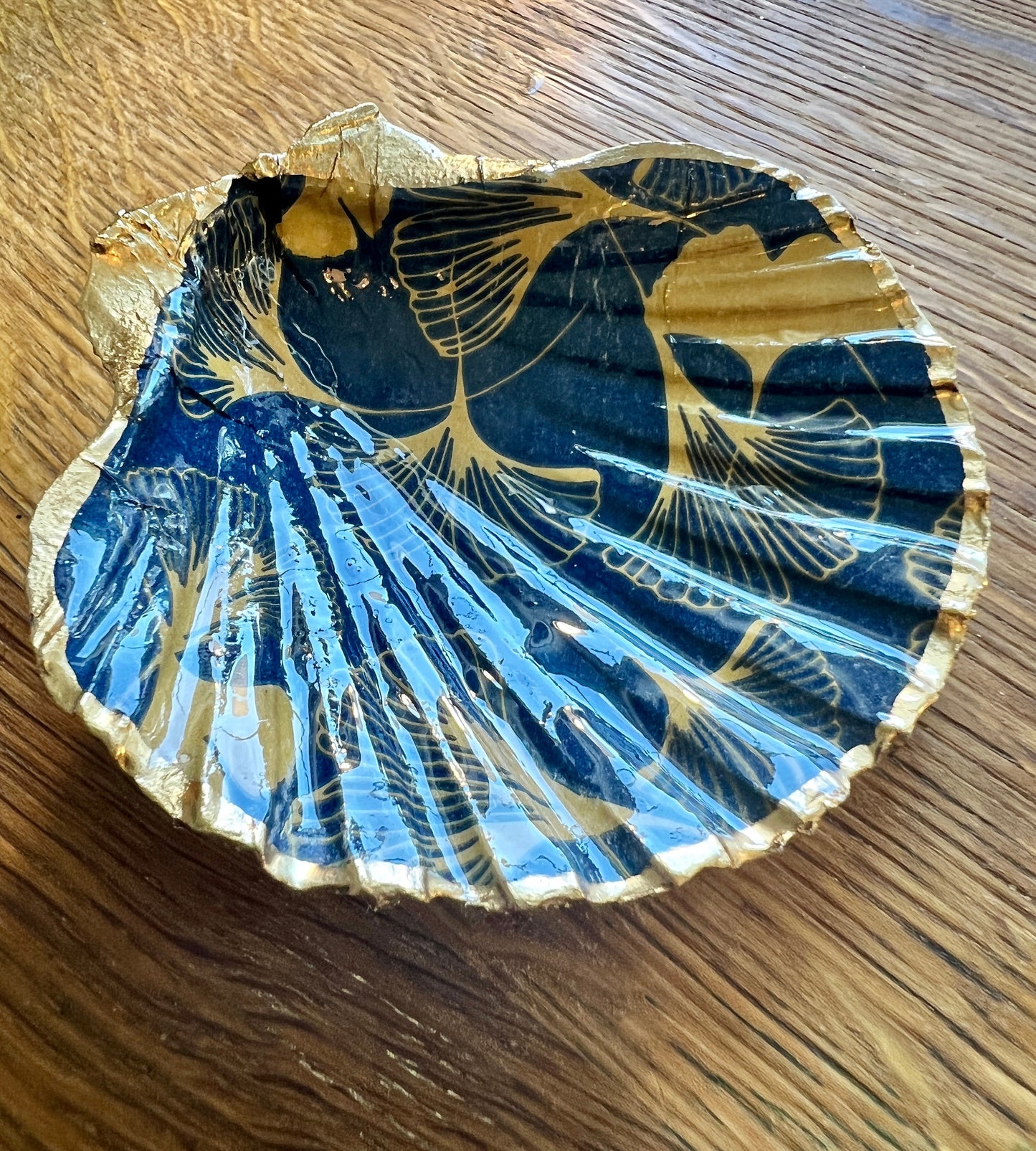 Gingko decorated dish, Gingko decoupaged scallop dish, Gingko ornament, decorative accessory, shell ornament, shell jewellery box, jewellery dish, trinket dish, hand made ornament,  sustainable hand painted ornament, coastal ornament, gift for her, Blue Gold Japanese Shell dish, Gingko scallop dish, Blue Gold Gingko gift, Gingko decor, UK scallop ring tray, coastal decor, Christmas gift, gift for mum, shell jewelry tray, shell ring holder, gold gilded ring dish, anniversary gift, Japanese dish