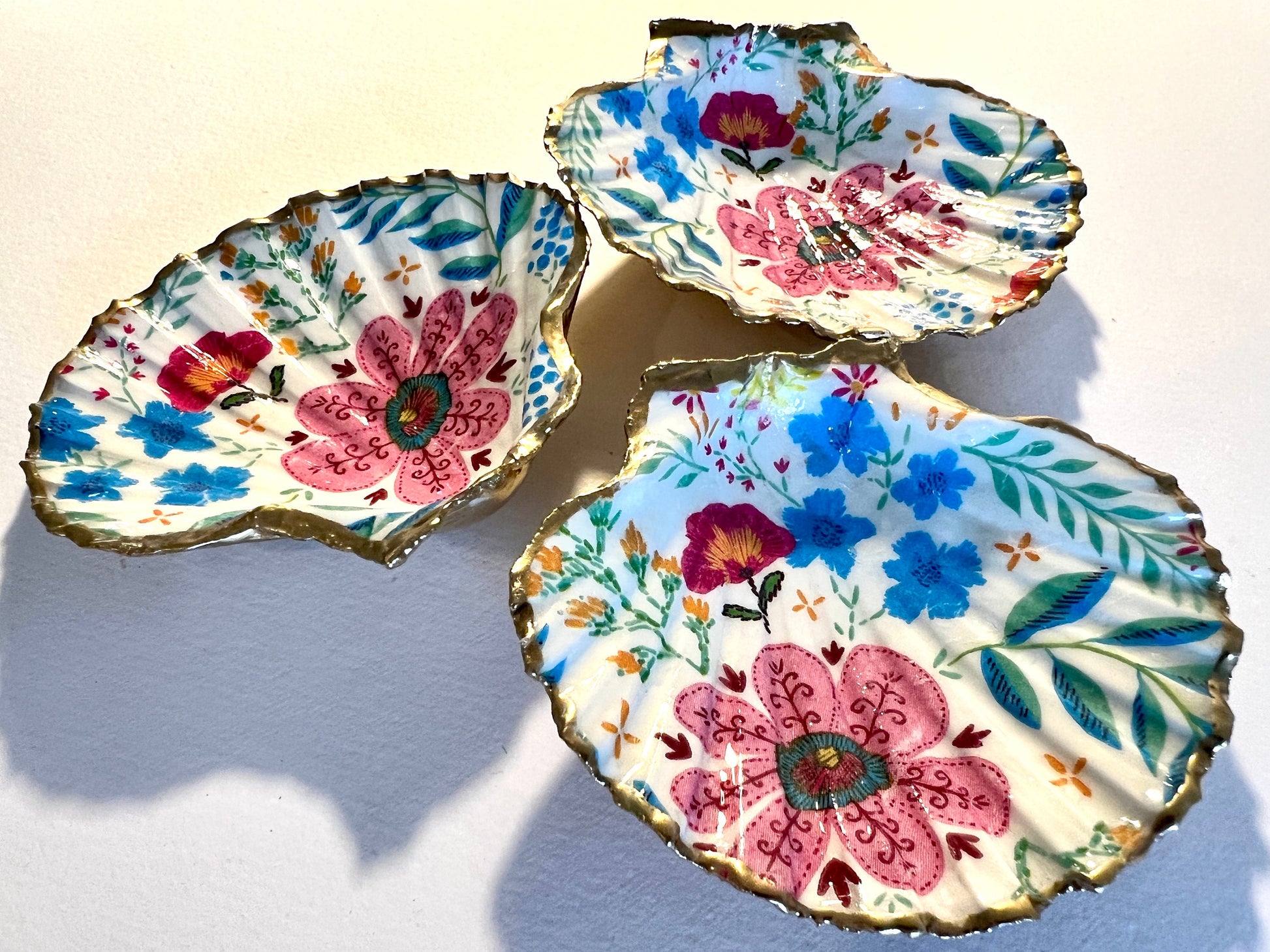 flower scallop dish, flowers art, Decoupage scallop, shell trinket dish, jewellery shell dish, gift for her, ring carrier dish, coastal decor, shell Decor, flower scallop dish, nature lover gift, coastal gift, gift for her, decorated dish, jewelry trinket dish, decoupage scallop shell, coastal decor by EmmaWadeART, ocean jewelry dish, ocean decor, shell trinket tray, scallop trinket tray, shell art, handmade trinket dish, gold gilded dish, proposal dish, ring dish display, ring bearer dish