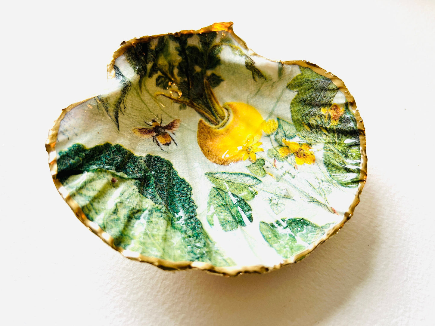 English summer garden scallop shell dish handcrafted from sustainably sourced Dorset shells. Hand gilded with real liquid gold leaf and sealed with crystal-clear hard resin. Botanical jewellery dish, coastal trinket tray, ring holder, cottagecore décor, countryside gift, and luxury shell ornament.