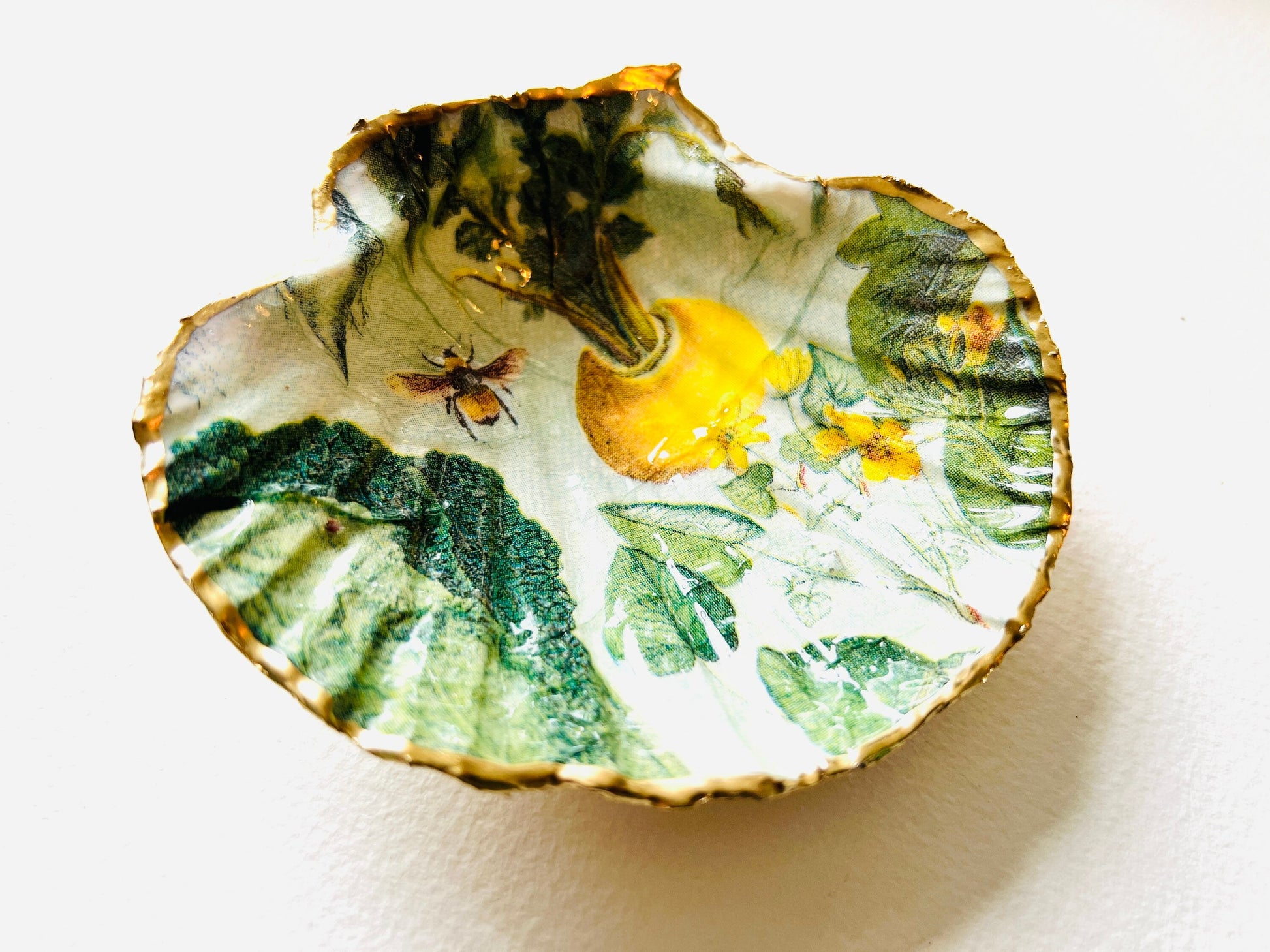 English summer garden scallop shell dish handcrafted from sustainably sourced Dorset shells. Hand gilded with real liquid gold leaf and sealed with crystal-clear hard resin. Botanical jewellery dish, coastal trinket tray, ring holder, cottagecore décor, countryside gift, and luxury shell ornament.