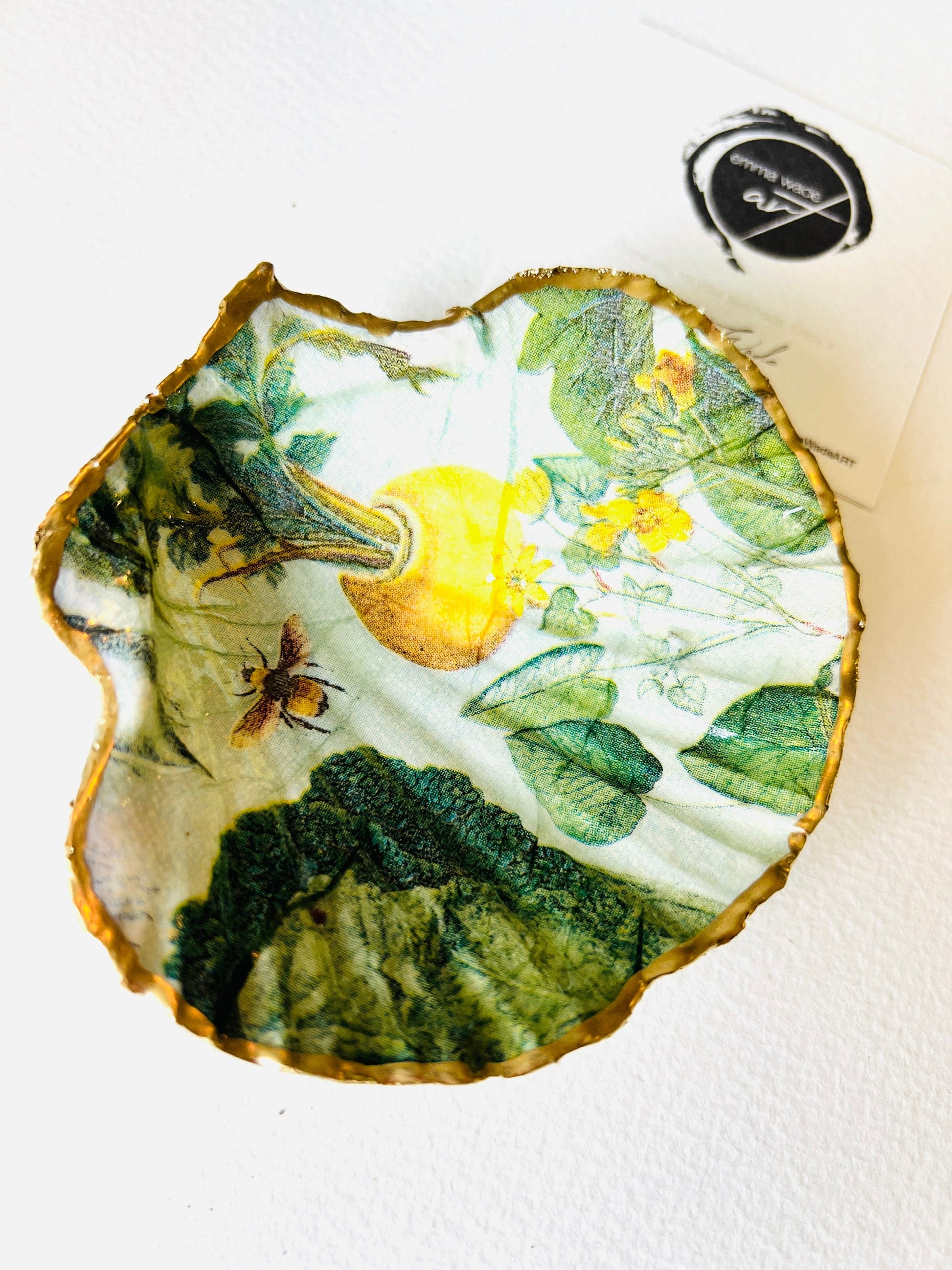 English summer garden scallop shell dish handcrafted from sustainably sourced Dorset shells. Hand gilded with real liquid gold leaf and sealed with crystal-clear hard resin. Botanical jewellery dish, coastal trinket tray, ring holder, cottagecore décor, countryside gift, and luxury shell ornament.