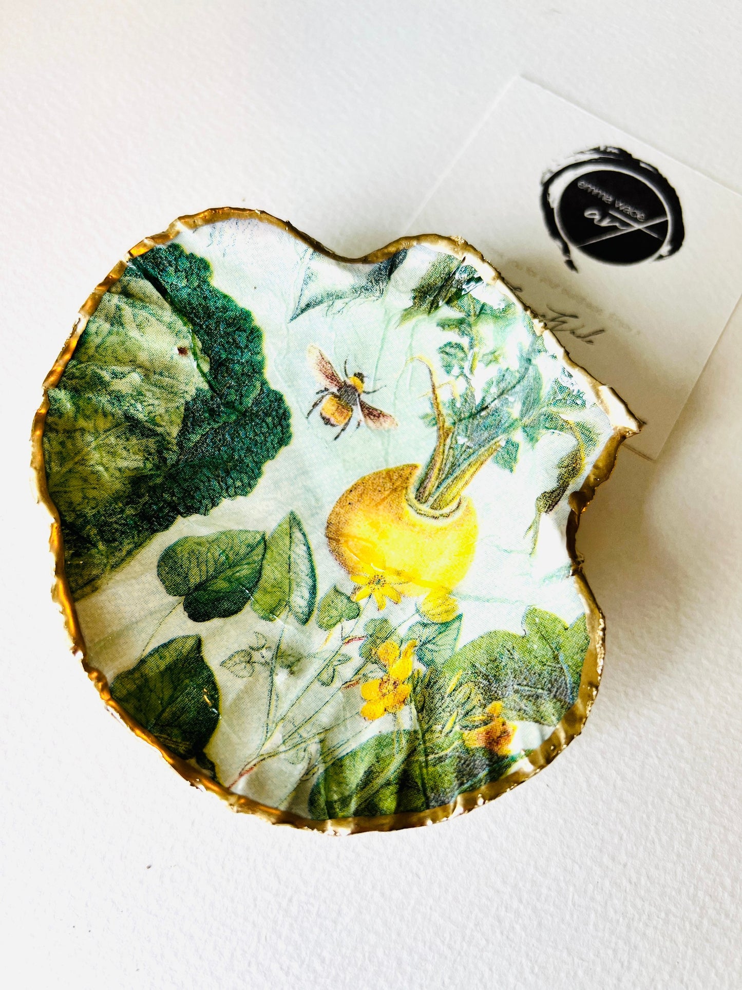 English summer garden scallop shell dish handcrafted from sustainably sourced Dorset shells. Hand gilded with real liquid gold leaf and sealed with crystal-clear hard resin. Botanical jewellery dish, coastal trinket tray, ring holder, cottagecore décor, countryside gift, and luxury shell ornament.