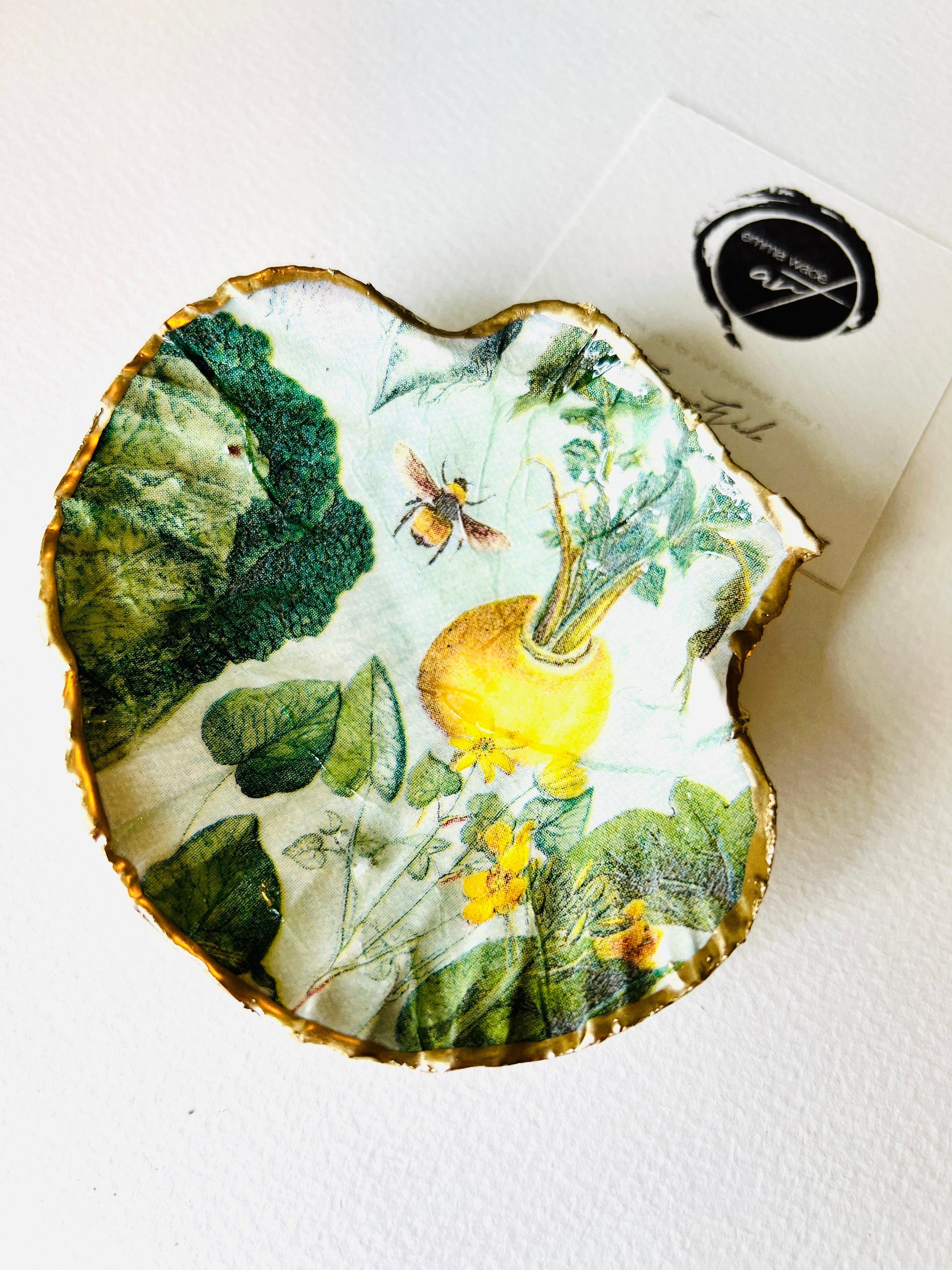 English summer garden scallop shell dish handcrafted from sustainably sourced Dorset shells. Hand gilded with real liquid gold leaf and sealed with crystal-clear hard resin. Botanical jewellery dish, coastal trinket tray, ring holder, cottagecore décor, countryside gift, and luxury shell ornament.