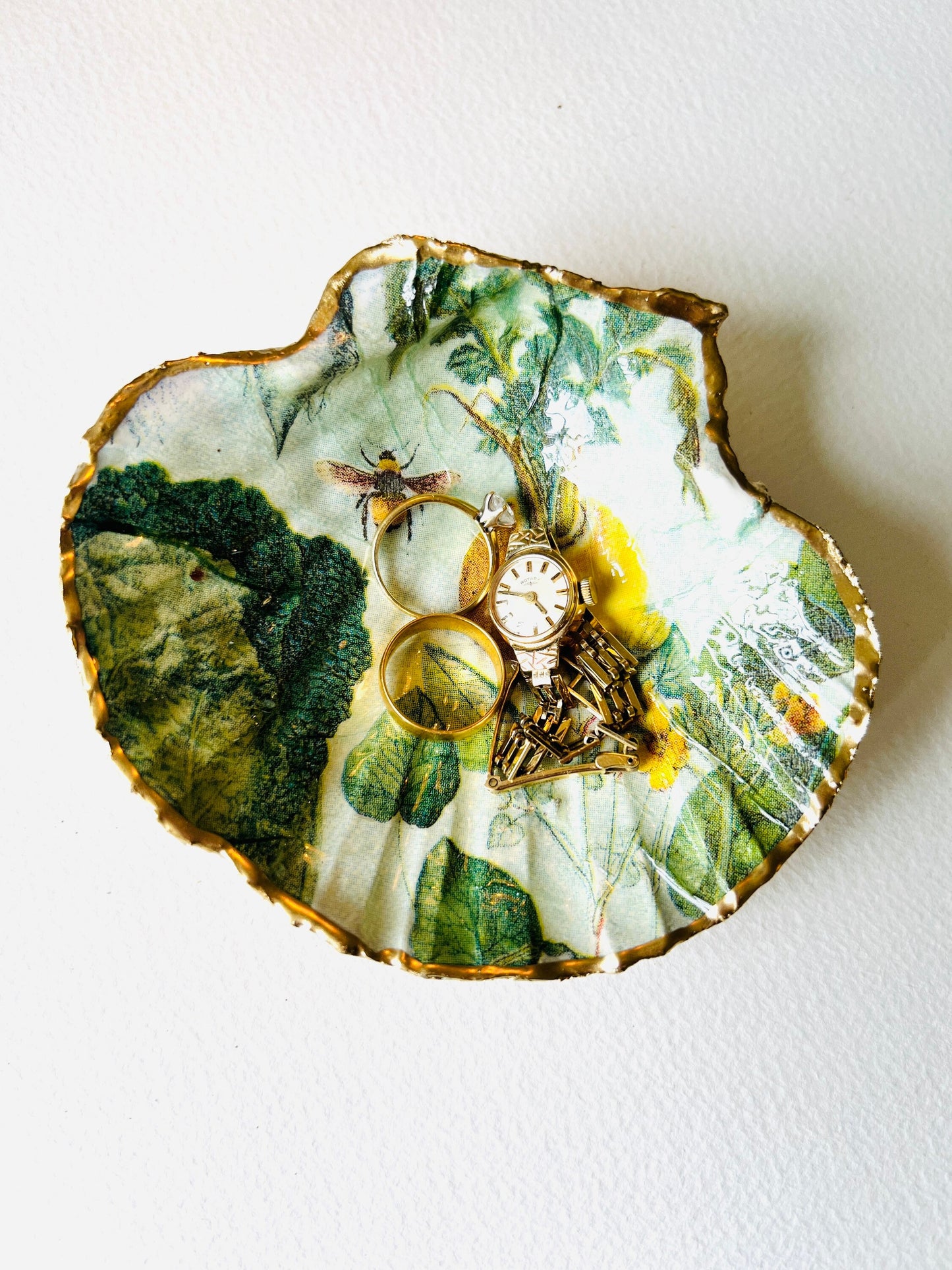 English summer garden scallop shell dish handcrafted from sustainably sourced Dorset shells. Hand gilded with real liquid gold leaf and sealed with crystal-clear hard resin. Botanical jewellery dish, coastal trinket tray, ring holder, cottagecore décor, countryside gift, and luxury shell ornament.