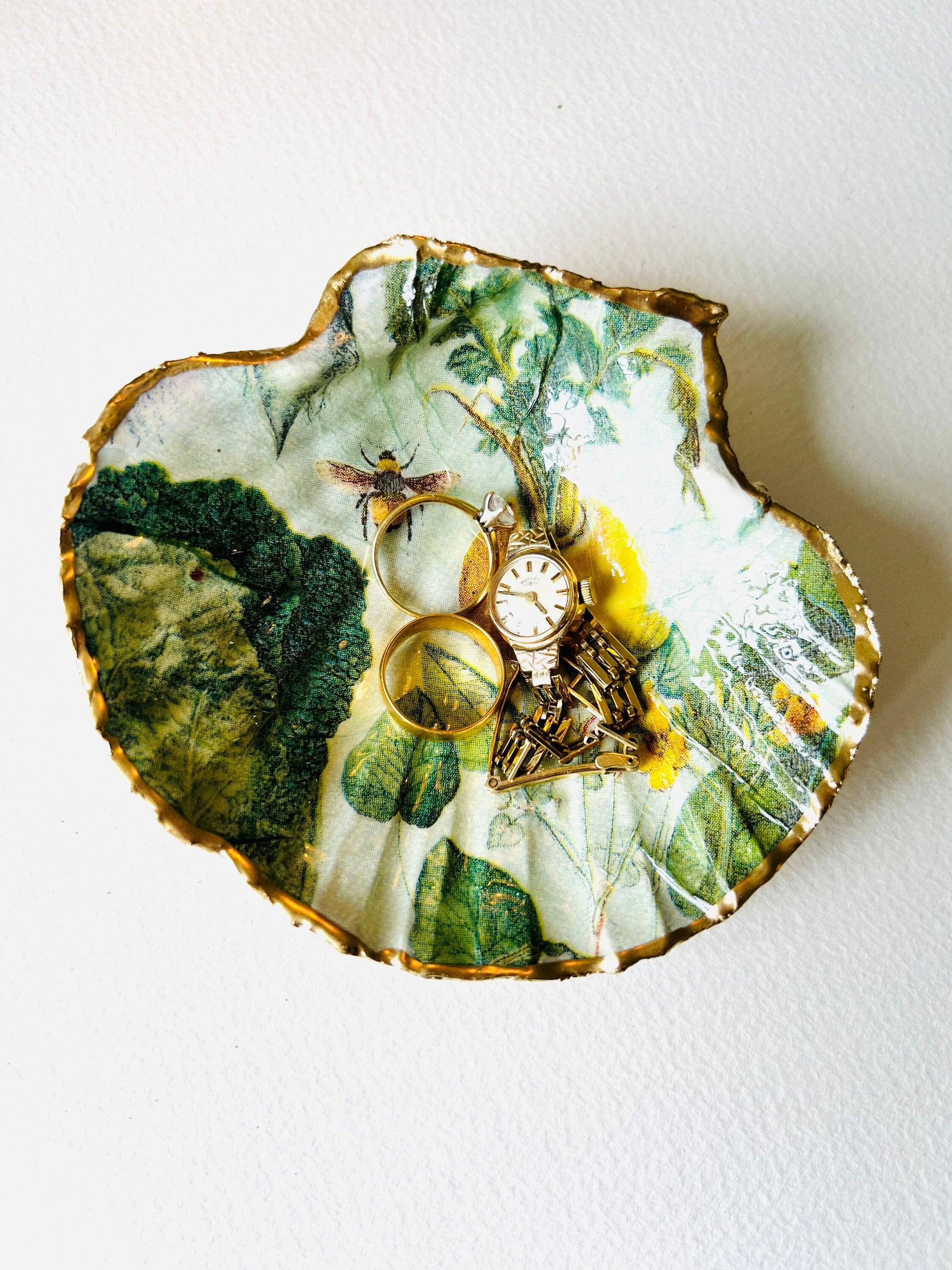 English summer garden scallop shell dish handcrafted from sustainably sourced Dorset shells. Hand gilded with real liquid gold leaf and sealed with crystal-clear hard resin. Botanical jewellery dish, coastal trinket tray, ring holder, cottagecore décor, countryside gift, and luxury shell ornament.