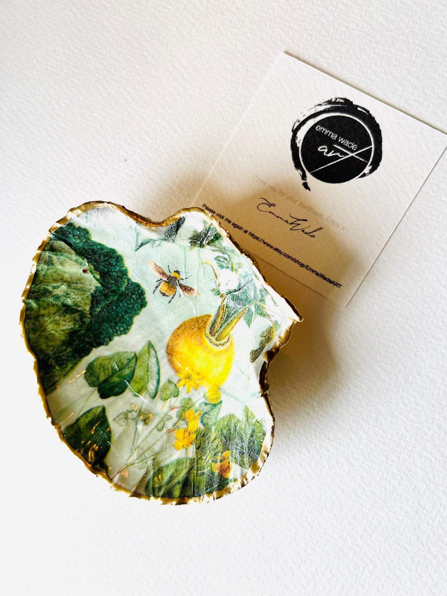 English summer garden scallop shell dish handcrafted from sustainably sourced Dorset shells. Hand gilded with real liquid gold leaf and sealed with crystal-clear hard resin. Botanical jewellery dish, coastal trinket tray, ring holder, cottagecore décor, countryside gift, and luxury shell ornament.