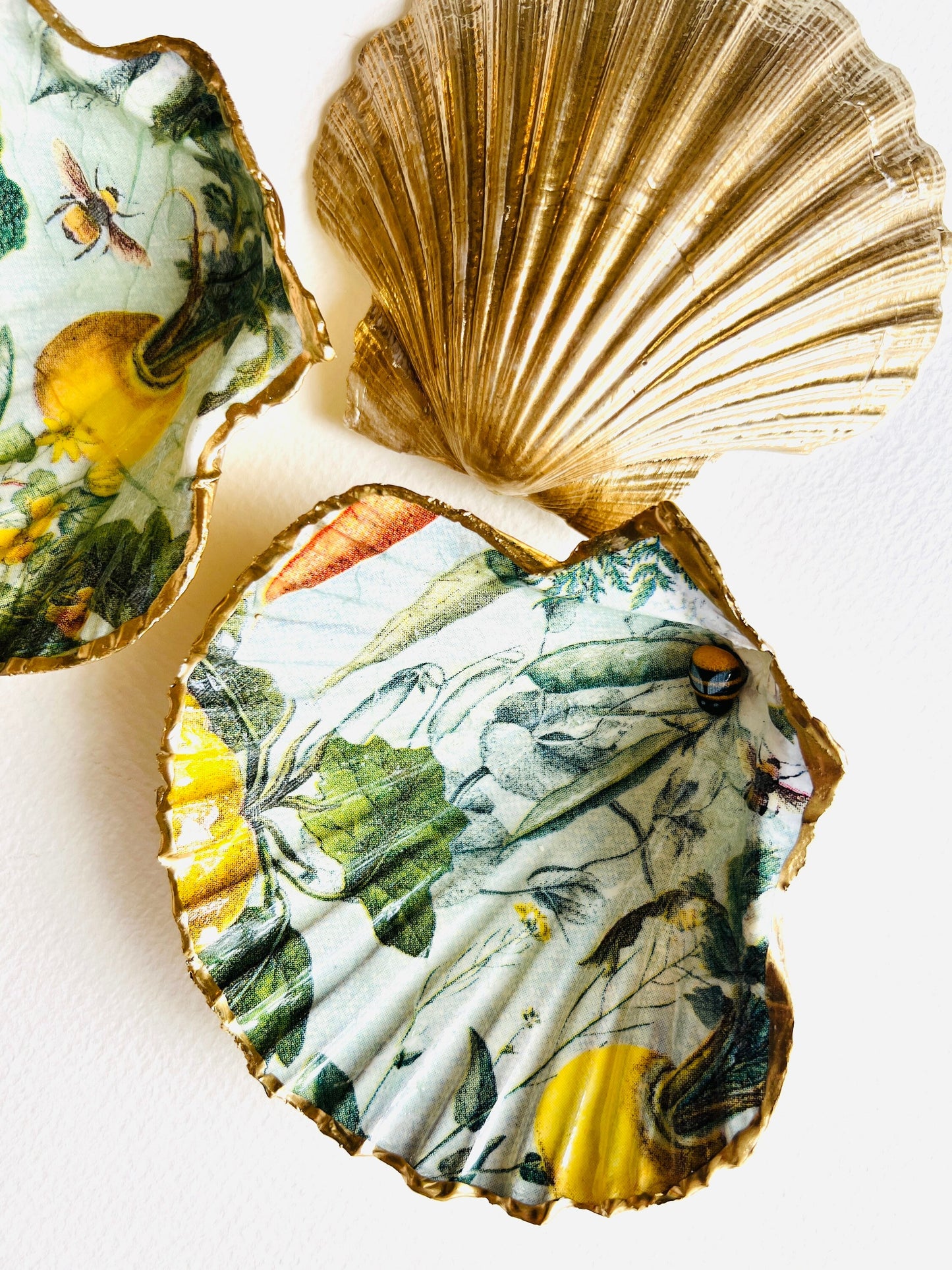 English summer garden scallop shell dish handcrafted from sustainably sourced Dorset shells. Hand gilded with real liquid gold leaf and sealed with crystal-clear hard resin. Botanical jewellery dish, coastal trinket tray, ring holder, cottagecore décor, countryside gift, and luxury shell ornament.