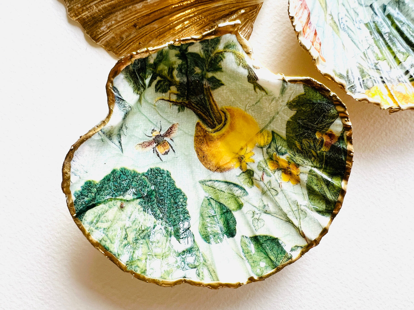 English summer garden scallop shell dish handcrafted from sustainably sourced Dorset shells. Hand gilded with real liquid gold leaf and sealed with crystal-clear hard resin. Botanical jewellery dish, coastal trinket tray, ring holder, cottagecore décor, countryside gift, and luxury shell ornament.