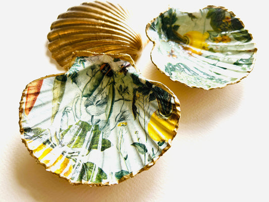 English summer garden scallop shell dish handcrafted from sustainably sourced Dorset shells. Hand gilded with real liquid gold leaf and sealed with crystal-clear hard resin. Botanical jewellery dish, coastal trinket tray, ring holder, cottagecore décor, countryside gift, and luxury shell ornament.