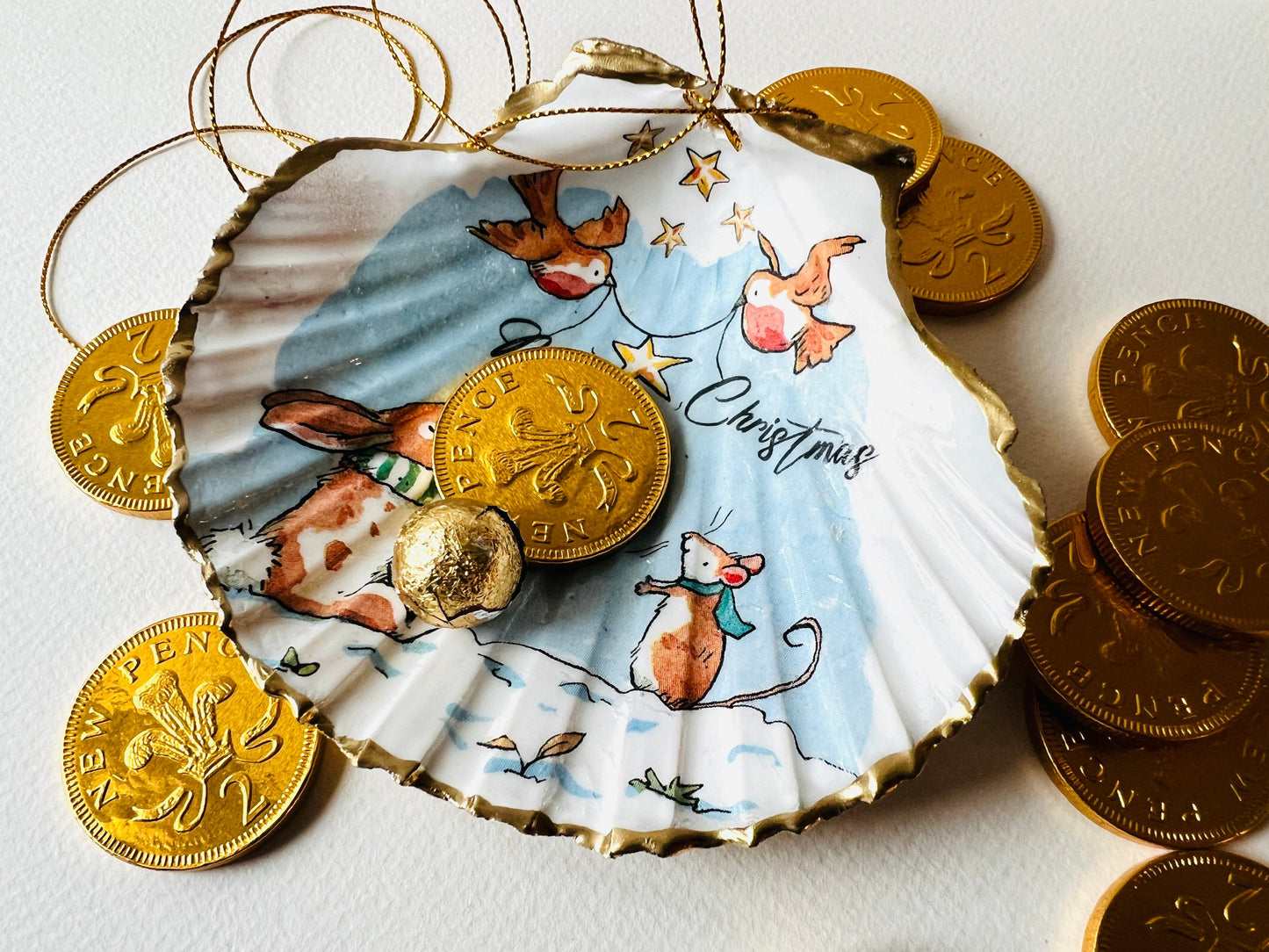 Christmas Rabbit Shell Hanging Shell Ornament: Handcrafted Scallop Traditional Bauble, Gilded with gold leaf