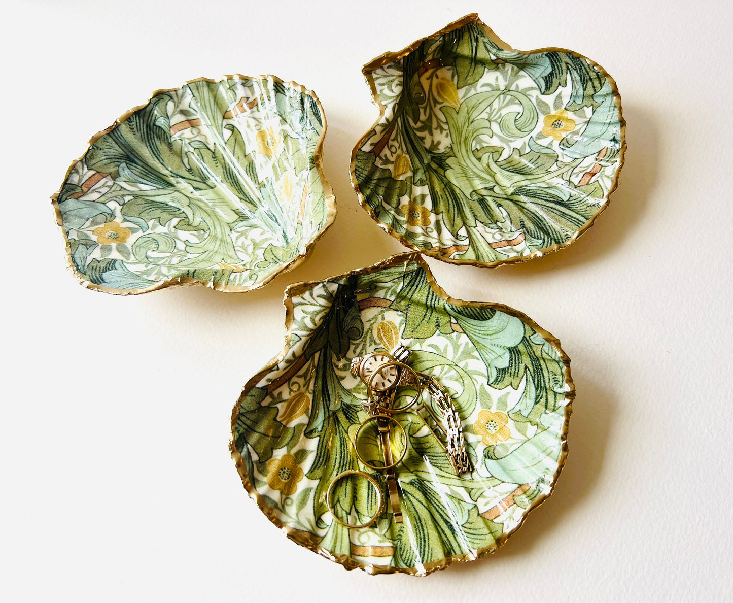 William Morris Granville scallop shell dish, gold green scallop trinket dish, jewellery holder, ring dish, oyster shell décor, handmade Dorset shell ornament, gold leaf scallop dish, coastal scallop shell gift, eco friendly scallop trinket, UK artisan shell dish, wedding gift, anniversary gift, nature inspired shell décor, handmade jewellery tray, unique scallop shell design, William Morris home décor