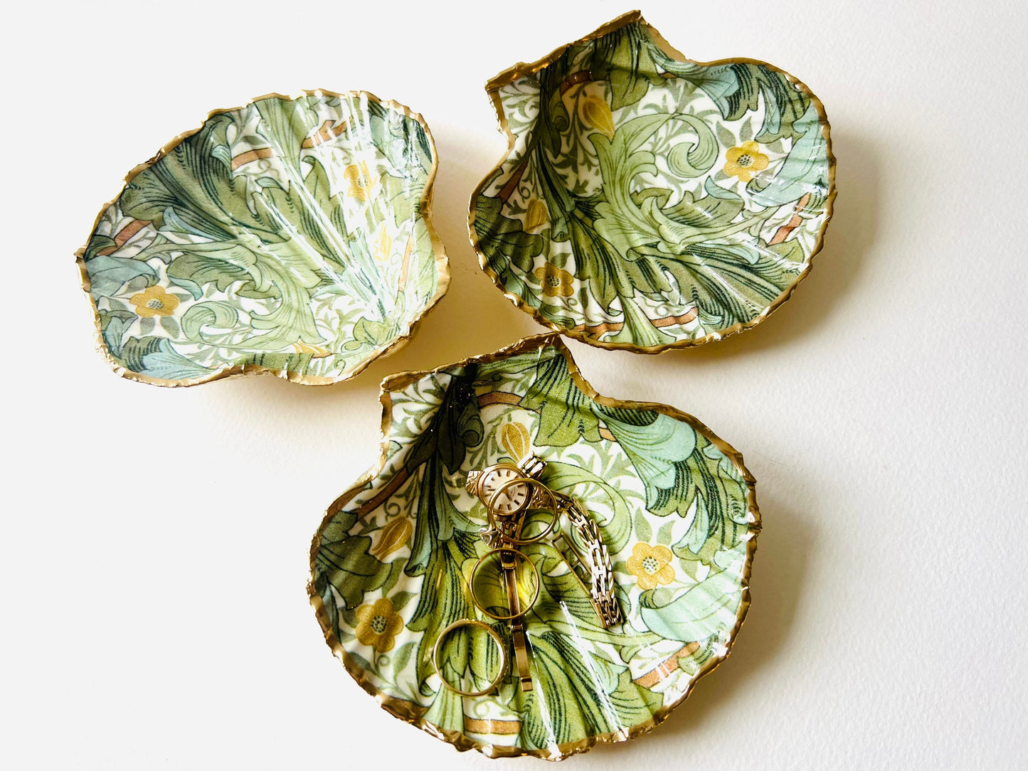 William Morris Granville scallop shell dish, gold green scallop trinket dish, jewellery holder, ring dish, oyster shell décor, handmade Dorset shell ornament, gold leaf scallop dish, coastal scallop shell gift, eco friendly scallop trinket, UK artisan shell dish, wedding gift, anniversary gift, nature inspired shell décor, handmade jewellery tray, unique scallop shell design, William Morris home décor