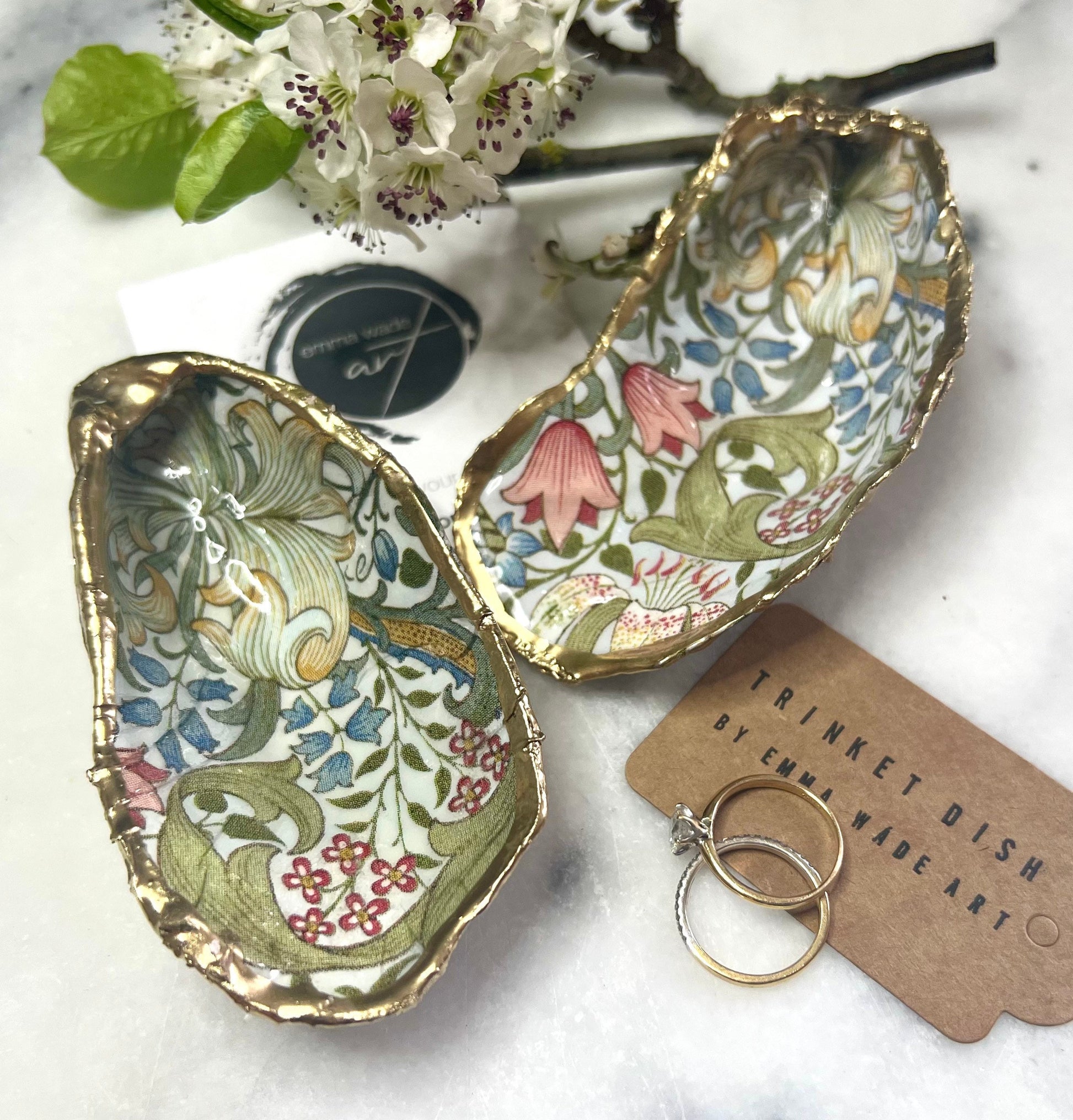 William Morris Golden Lily scallop shell dish handcrafted from sustainably sourced Dorset shells. Hand finished with real liquid gold leaf and sealed with crystal-clear hard resin. Luxury jewellery dish, ring holder, trinket tray, tea light holder, and coastal home décor gift inspired by classic English design.