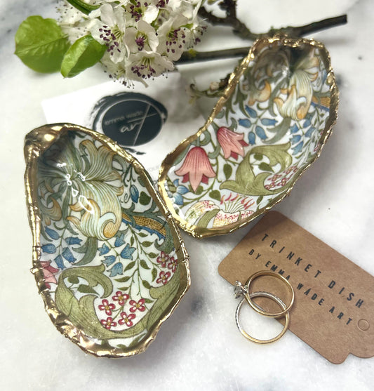 William Morris Golden Lily scallop shell dish handcrafted from sustainably sourced Dorset shells. Hand finished with real liquid gold leaf and sealed with crystal-clear hard resin. Luxury jewellery dish, ring holder, trinket tray, tea light holder, and coastal home décor gift inspired by classic English design.