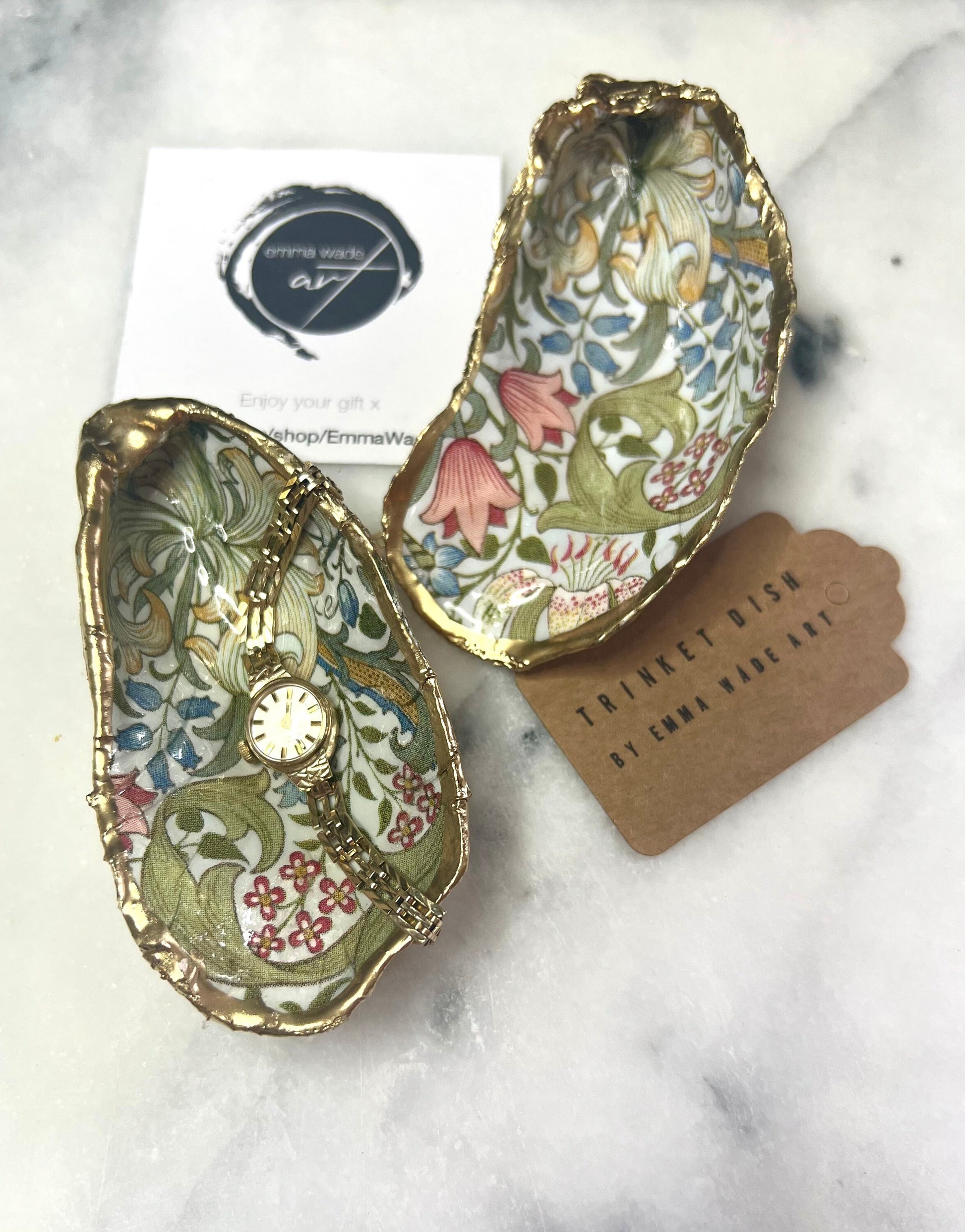 William Morris Golden Lily scallop shell dish handcrafted from sustainably sourced Dorset shells. Hand finished with real liquid gold leaf and sealed with crystal-clear hard resin. Luxury jewellery dish, ring holder, trinket tray, tea light holder, and coastal home décor gift inspired by classic English design.