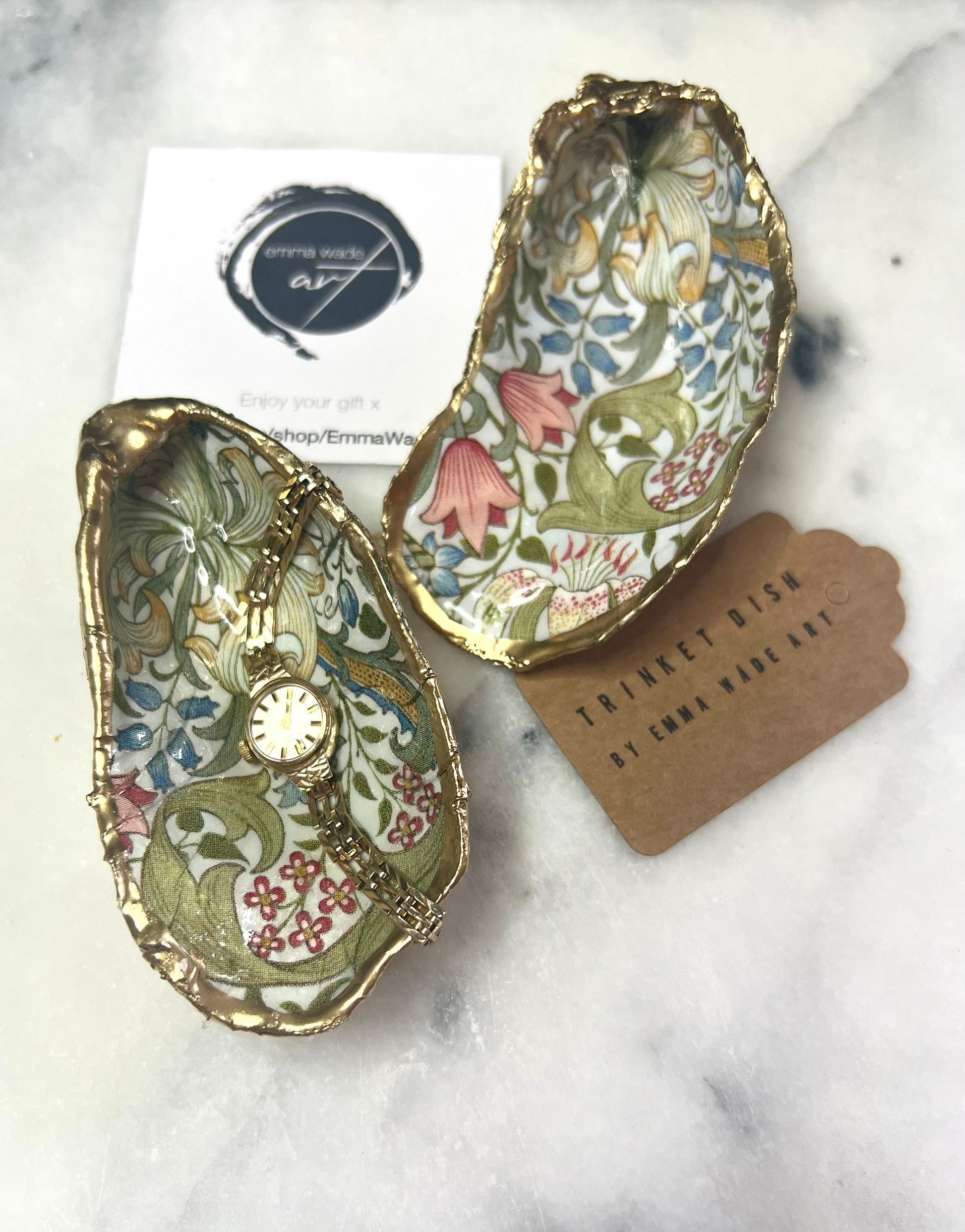 William Morris Golden Lily scallop shell dish handcrafted from sustainably sourced Dorset shells. Hand finished with real liquid gold leaf and sealed with crystal-clear hard resin. Luxury jewellery dish, ring holder, trinket tray, tea light holder, and coastal home décor gift inspired by classic English design.