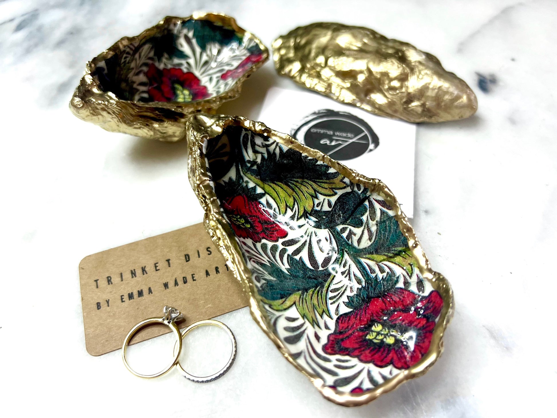 Handcrafted oyster shell jewellery dish inspired by William Morris Red Peony design. Each Dorset shell is hand-painted, decorated with liquid gold leaf, and sealed for a glossy finish. A unique trinket dish or cufflink holder, perfect for jewellery, tealights, or as a spoon rest. Ideal for birthdays, weddings, anniversaries, bridesmaid gifts, new homes, or Christmas. A beautiful handmade coastal keepsake and eco-friendly decorative piece presented in a sustainable gift box.