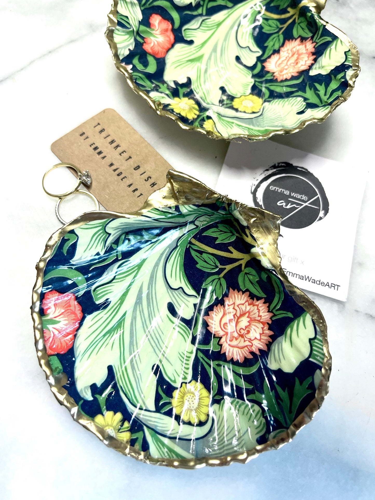 William Morris Leicester Green scallop shell trinket dish, handmade in Dorset. Sustainable jewellery holder and eco friendly scallop shell ornament, gilded with real liquid gold leaf and sealed with crystal clear resin. Unique coastal home decor, art inspired dish, ring holder, vanity tray, salt dish, or tea light holder. Perfect handmade UK shell gift for weddings, anniversaries, birthdays, or a thoughtful present for nature and William Morris design lovers.