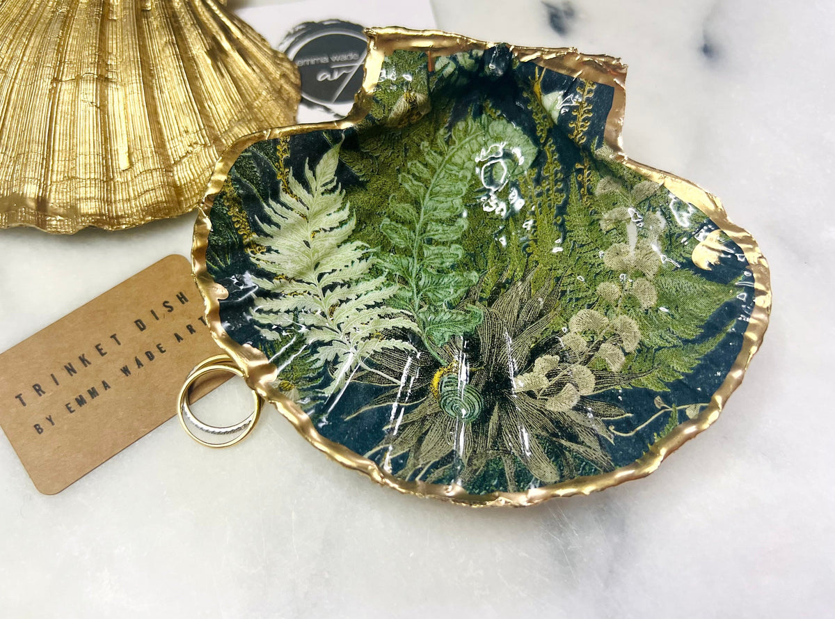 Handmade fern green scallop shell trinket dish with botanical forest fern design, gold leaf edging, and glossy resin finish. Natural Dorset shell jewellery dish inspired by woodland décor and cottagecore interiors, styled as a ring holder, trinket tray, or coastal nature-inspired gift.