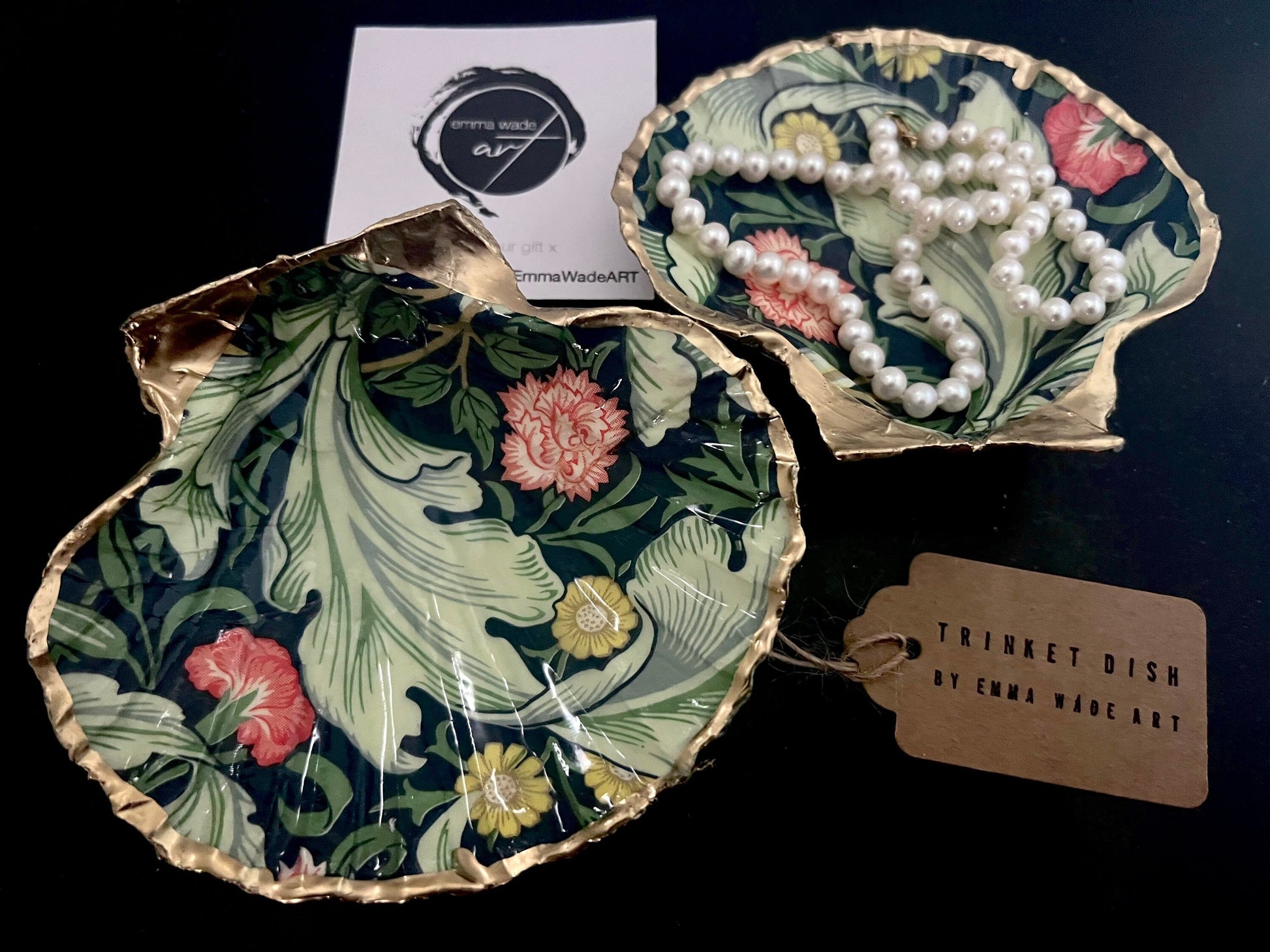 William Morris Leicester Green scallop shell trinket dish, handmade in Dorset. Sustainable jewellery holder and eco friendly scallop shell ornament, gilded with real liquid gold leaf and sealed with crystal clear resin. Unique coastal home decor, art inspired dish, ring holder, vanity tray, salt dish, or tea light holder. Perfect handmade UK shell gift for weddings, anniversaries, birthdays, or a thoughtful present for nature and William Morris design lovers.
