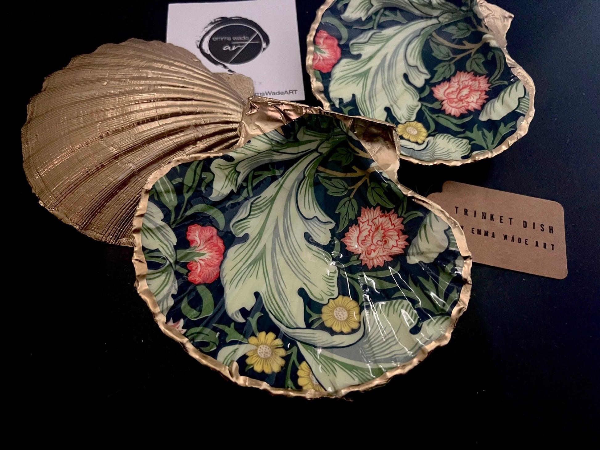 William Morris Leicester Green scallop shell trinket dish, handmade in Dorset. Sustainable jewellery holder and eco friendly scallop shell ornament, gilded with real liquid gold leaf and sealed with crystal clear resin. Unique coastal home decor, art inspired dish, ring holder, vanity tray, salt dish, or tea light holder. Perfect handmade UK shell gift for weddings, anniversaries, birthdays, or a thoughtful present for nature and William Morris design lovers.