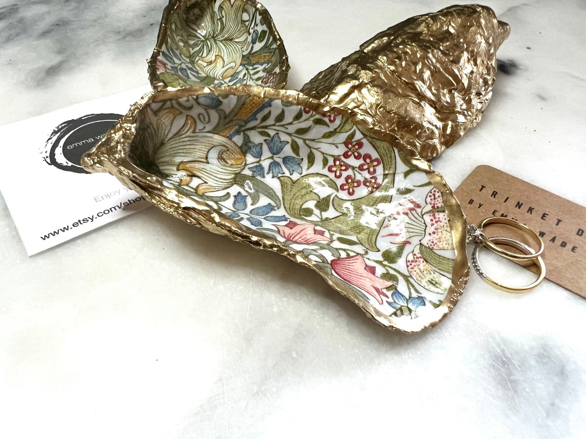 William Morris Golden Lily scallop shell dish handcrafted from sustainably sourced Dorset shells. Hand finished with real liquid gold leaf and sealed with crystal-clear hard resin. Luxury jewellery dish, ring holder, trinket tray, tea light holder, and coastal home décor gift inspired by classic English design.
