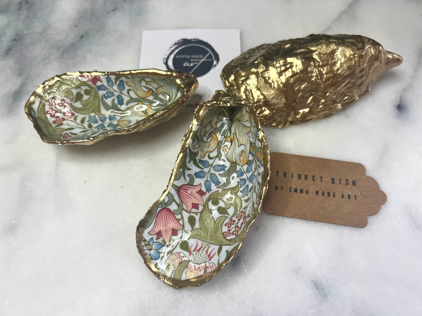 William Morris Golden Lily scallop shell dish handcrafted from sustainably sourced Dorset shells. Hand finished with real liquid gold leaf and sealed with crystal-clear hard resin. Luxury jewellery dish, ring holder, trinket tray, tea light holder, and coastal home décor gift inspired by classic English design.