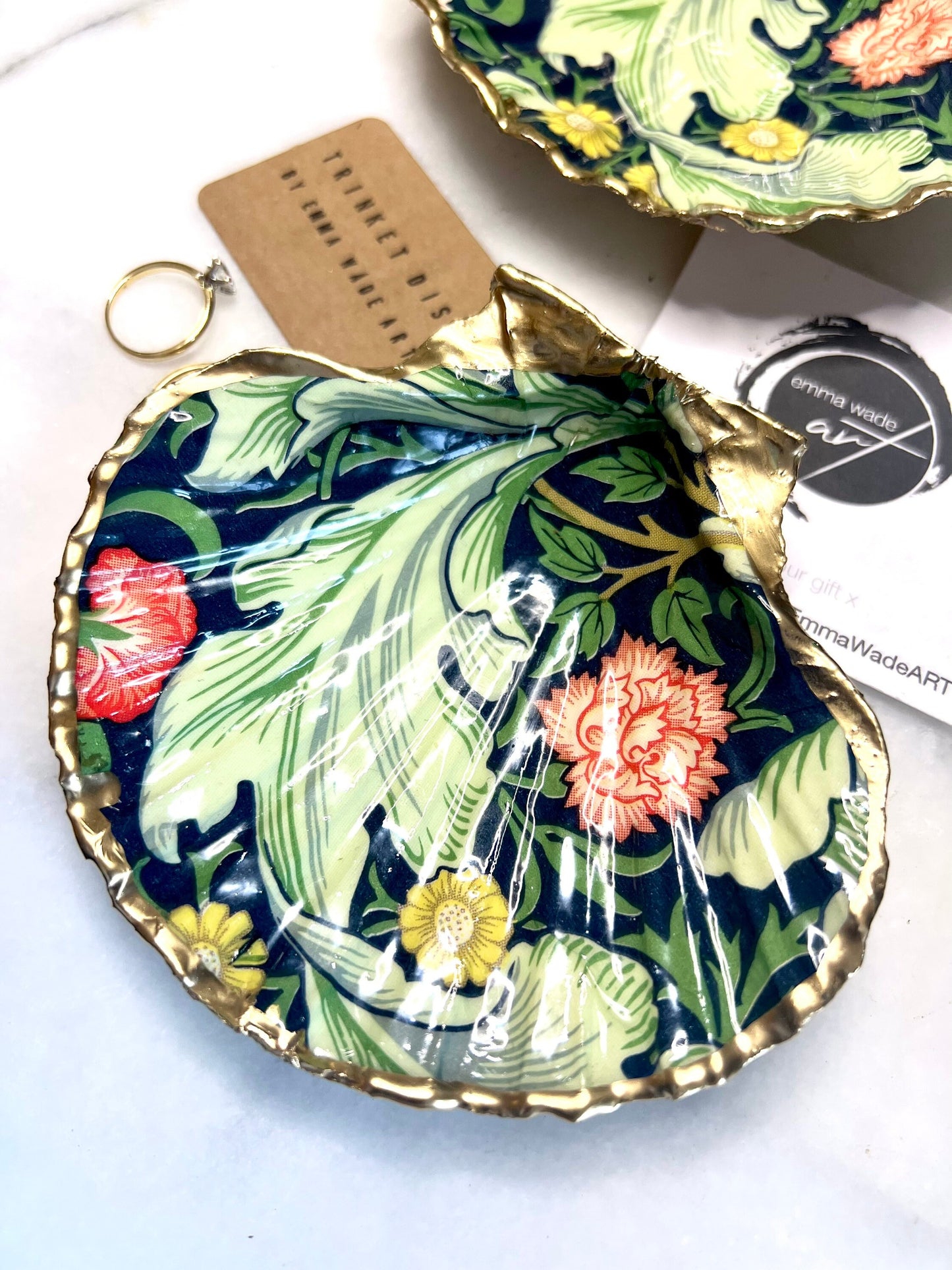 William Morris Leicester Green scallop shell trinket dish, handmade in Dorset. Sustainable jewellery holder and eco friendly scallop shell ornament, gilded with real liquid gold leaf and sealed with crystal clear resin. Unique coastal home decor, art inspired dish, ring holder, vanity tray, salt dish, or tea light holder. Perfect handmade UK shell gift for weddings, anniversaries, birthdays, or a thoughtful present for nature and William Morris design lovers.