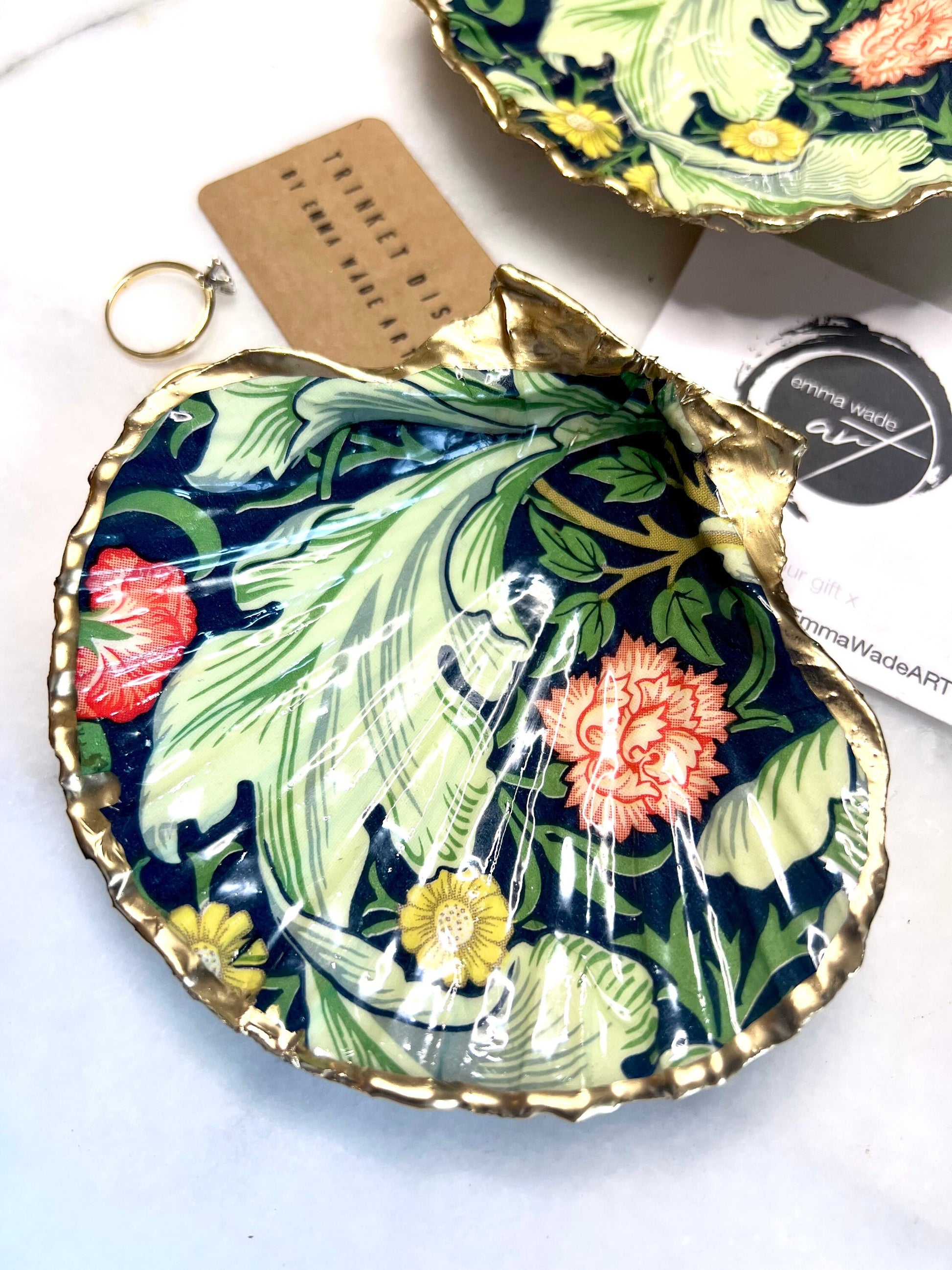 William Morris Leicester Green scallop shell trinket dish, handmade in Dorset. Sustainable jewellery holder and eco friendly scallop shell ornament, gilded with real liquid gold leaf and sealed with crystal clear resin. Unique coastal home decor, art inspired dish, ring holder, vanity tray, salt dish, or tea light holder. Perfect handmade UK shell gift for weddings, anniversaries, birthdays, or a thoughtful present for nature and William Morris design lovers.