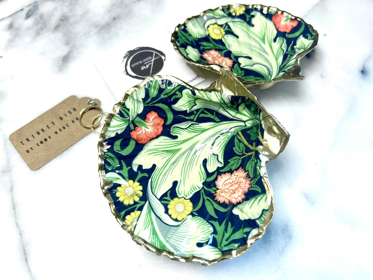 William Morris Leicester Green scallop shell trinket dish, handmade in Dorset. Sustainable jewellery holder and eco friendly scallop shell ornament, gilded with real liquid gold leaf and sealed with crystal clear resin. Unique coastal home decor, art inspired dish, ring holder, vanity tray, salt dish, or tea light holder. Perfect handmade UK shell gift for weddings, anniversaries, birthdays, or a thoughtful present for nature and William Morris design lovers.