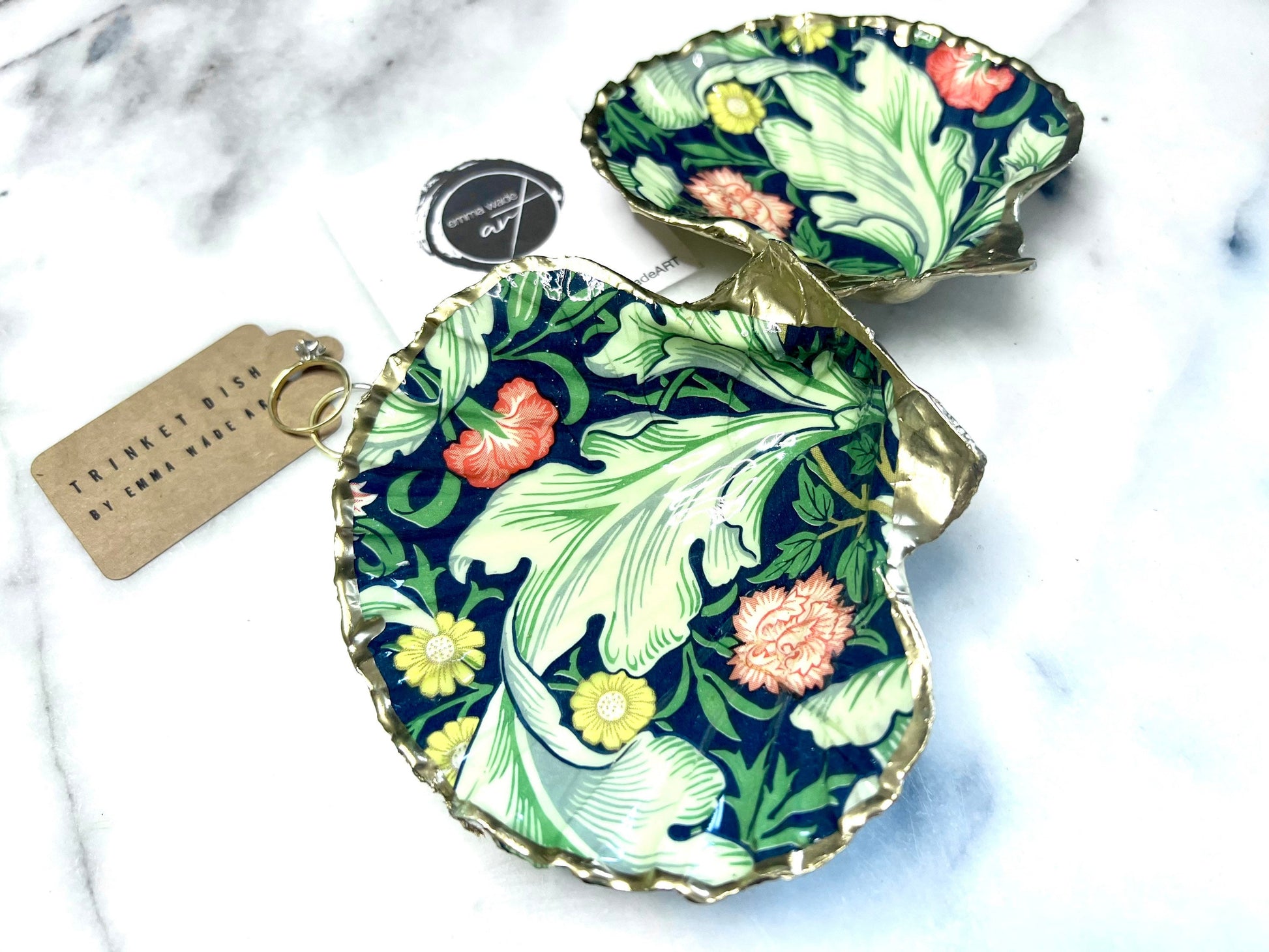 William Morris Leicester Green scallop shell trinket dish, handmade in Dorset. Sustainable jewellery holder and eco friendly scallop shell ornament, gilded with real liquid gold leaf and sealed with crystal clear resin. Unique coastal home decor, art inspired dish, ring holder, vanity tray, salt dish, or tea light holder. Perfect handmade UK shell gift for weddings, anniversaries, birthdays, or a thoughtful present for nature and William Morris design lovers.