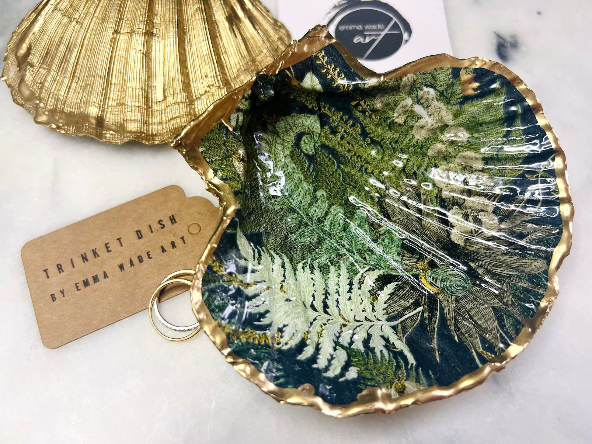 Handmade fern green scallop shell trinket dish with botanical forest fern design, gold leaf edging, and glossy resin finish. Natural Dorset shell jewellery dish inspired by woodland décor and cottagecore interiors, styled as a ring holder, trinket tray, or coastal nature-inspired gift.