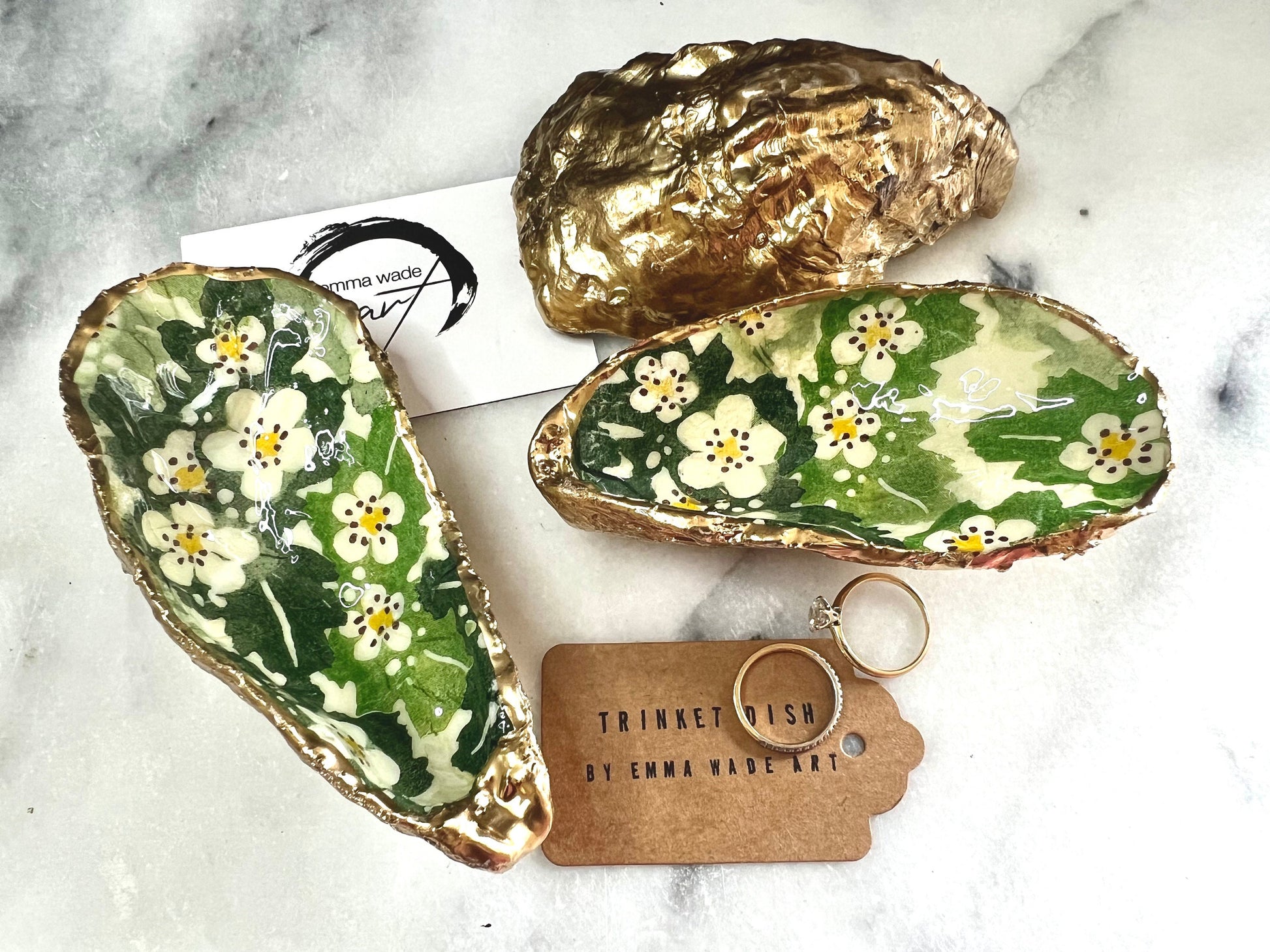 Handmade oyster shell dish featuring Emma Bridgewater hawthorn berries design in green, cream, and yellow. Each Dorset oyster shell is finished with real gold leaf edging and sealed with glossy resin for durability and shine. Perfect as a jewellery catcher, oyster ring holder, or trinket tray for earrings, rings, cufflinks, or keepsakes. A one-of-a-kind floral jewellery organiser and coastal-inspired decoration. An ideal handmade gift for weddings, anniversaries, birthdays, or Christmas.