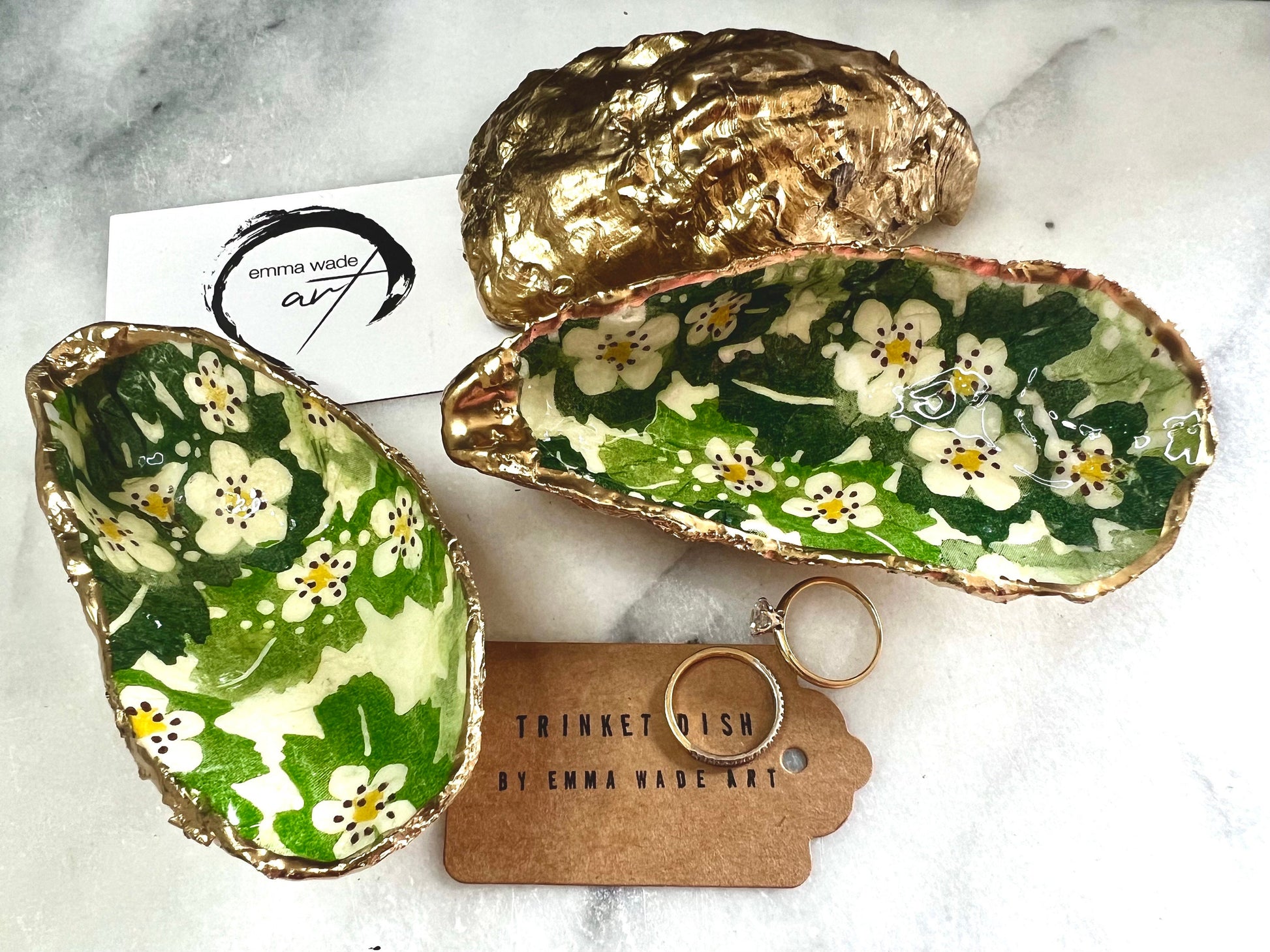 Handmade oyster shell dish featuring Emma Bridgewater hawthorn berries design in green, cream, and yellow. Each Dorset oyster shell is finished with real gold leaf edging and sealed with glossy resin for durability and shine. Perfect as a jewellery catcher, oyster ring holder, or trinket tray for earrings, rings, cufflinks, or keepsakes. A one-of-a-kind floral jewellery organiser and coastal-inspired decoration. An ideal handmade gift for weddings, anniversaries, birthdays, or Christmas.