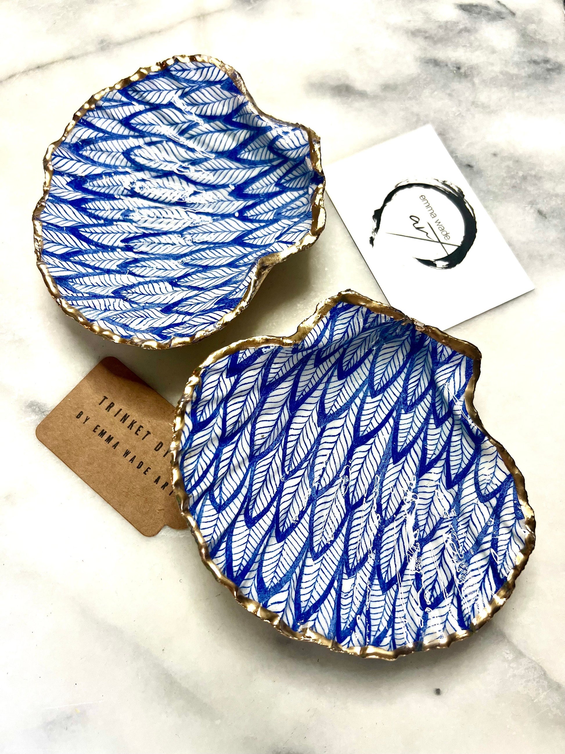 Blue Feathers Shell Gift, Trinket scallop Shell dish gold finish, gold leaf trinket tray, shell scallop dish, Blue Nature lover shell bowl, decorative scallop shells, Blue White Feather Design key bowl, blue and gold shell dish, Blue ring dish, golden trinket dish, bride shell dish, shell jewellery bowl, decoupaged earrings dish, shell art trinket, Blue shell gift, Gold shell trinket holder, painted shell with gold, shell jewellery dish, Emma Wade art, Proposal Ring Tray, Blue Painted Key Bowl,