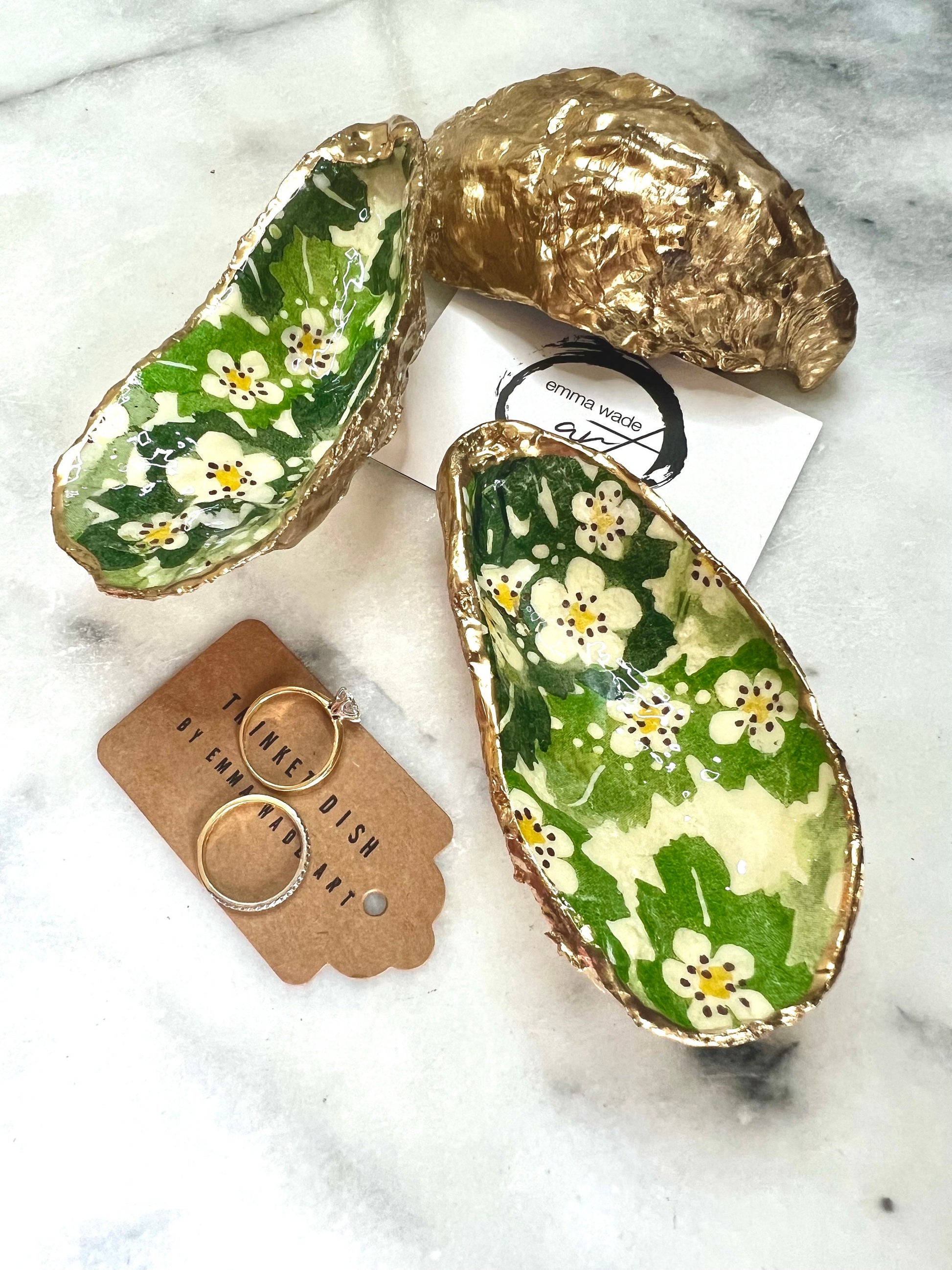 Handmade oyster shell dish featuring Emma Bridgewater hawthorn berries design in green, cream, and yellow. Each Dorset oyster shell is finished with real gold leaf edging and sealed with glossy resin for durability and shine. Perfect as a jewellery catcher, oyster ring holder, or trinket tray for earrings, rings, cufflinks, or keepsakes. A one-of-a-kind floral jewellery organiser and coastal-inspired decoration. An ideal handmade gift for weddings, anniversaries, birthdays, or Christmas.