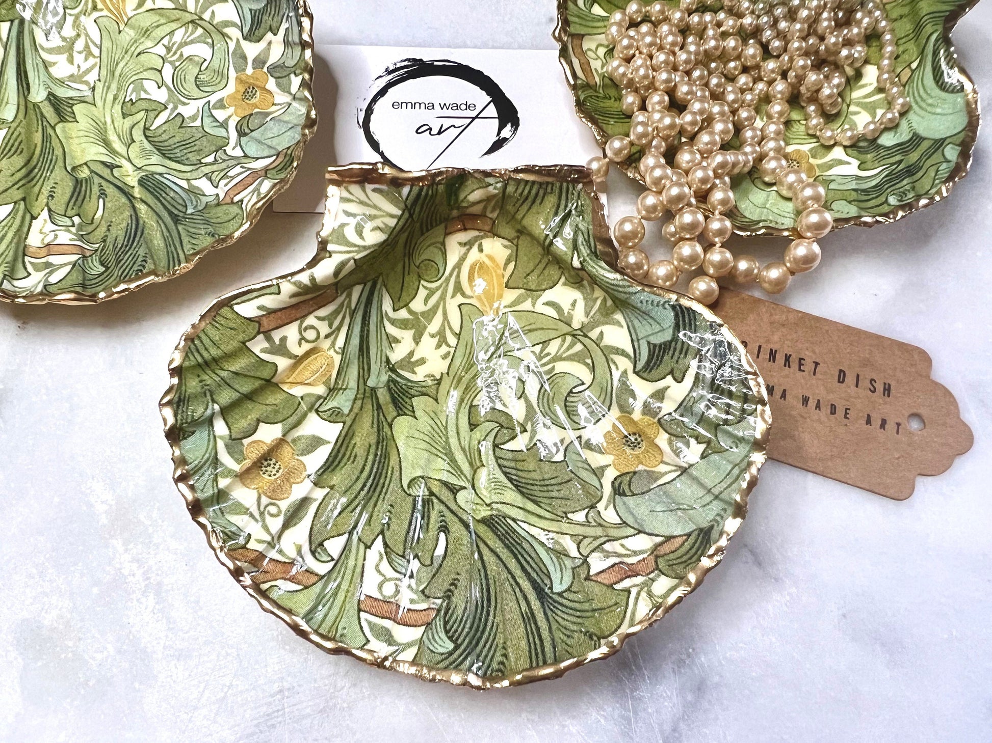 William Morris Granville scallop shell dish, gold green scallop trinket dish, jewellery holder, ring dish, oyster shell décor, handmade Dorset shell ornament, gold leaf scallop dish, coastal scallop shell gift, eco friendly scallop trinket, UK artisan shell dish, wedding gift, anniversary gift, nature inspired shell décor, handmade jewellery tray, unique scallop shell design, William Morris home décor