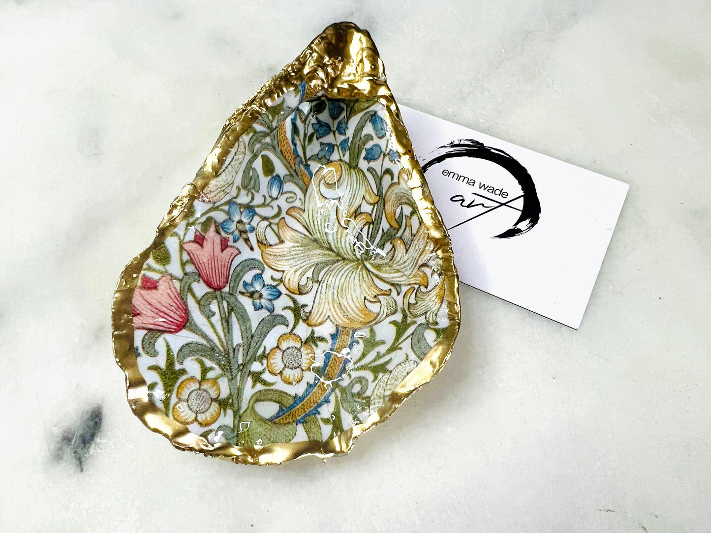 William Morris Golden Lily scallop shell dish handcrafted from sustainably sourced Dorset shells. Hand finished with real liquid gold leaf and sealed with crystal-clear hard resin. Luxury jewellery dish, ring holder, trinket tray, tea light holder, and coastal home décor gift inspired by classic English design.