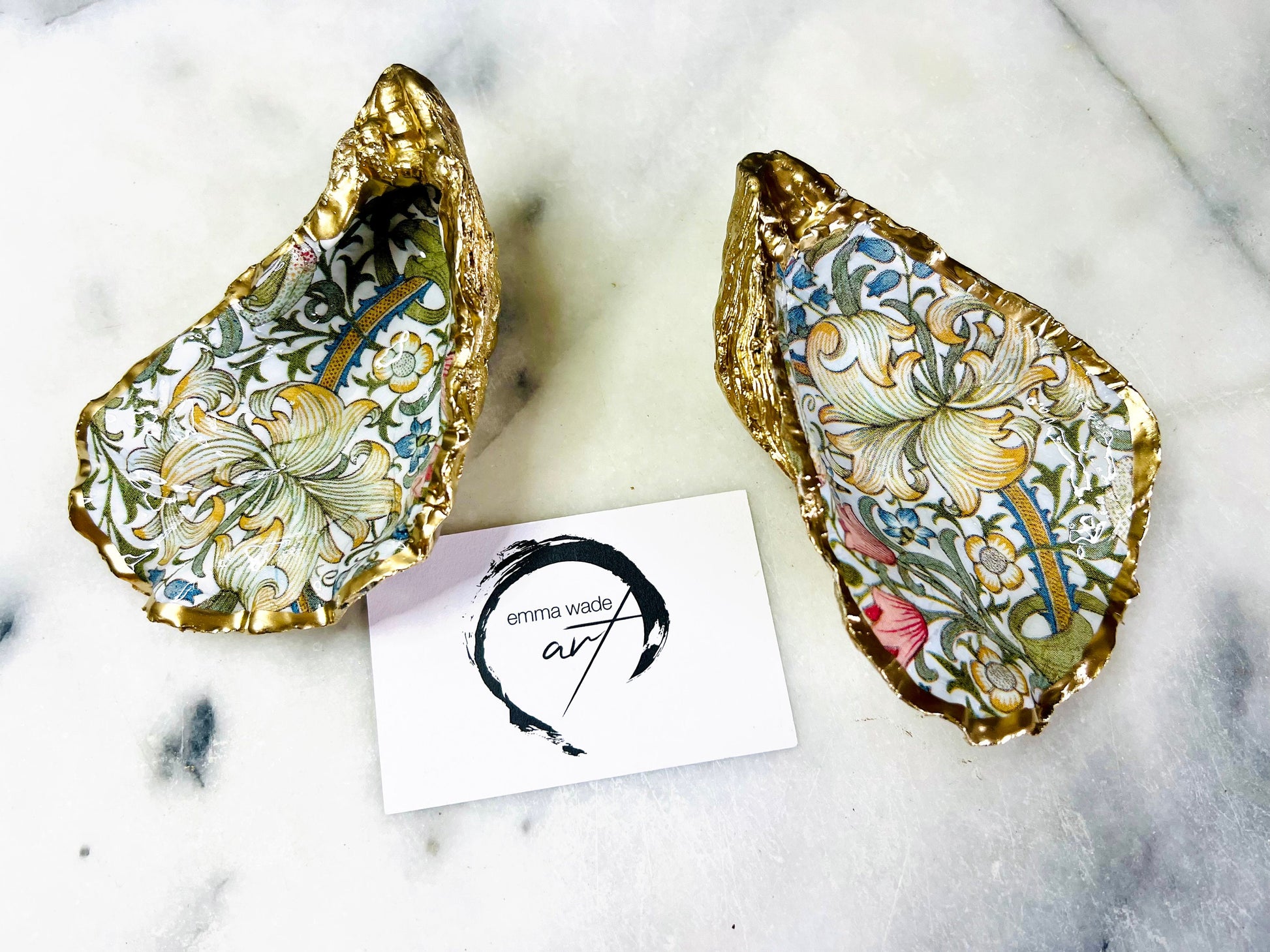 William Morris Golden Lily scallop shell dish handcrafted from sustainably sourced Dorset shells. Hand finished with real liquid gold leaf and sealed with crystal-clear hard resin. Luxury jewellery dish, ring holder, trinket tray, tea light holder, and coastal home décor gift inspired by classic English design.