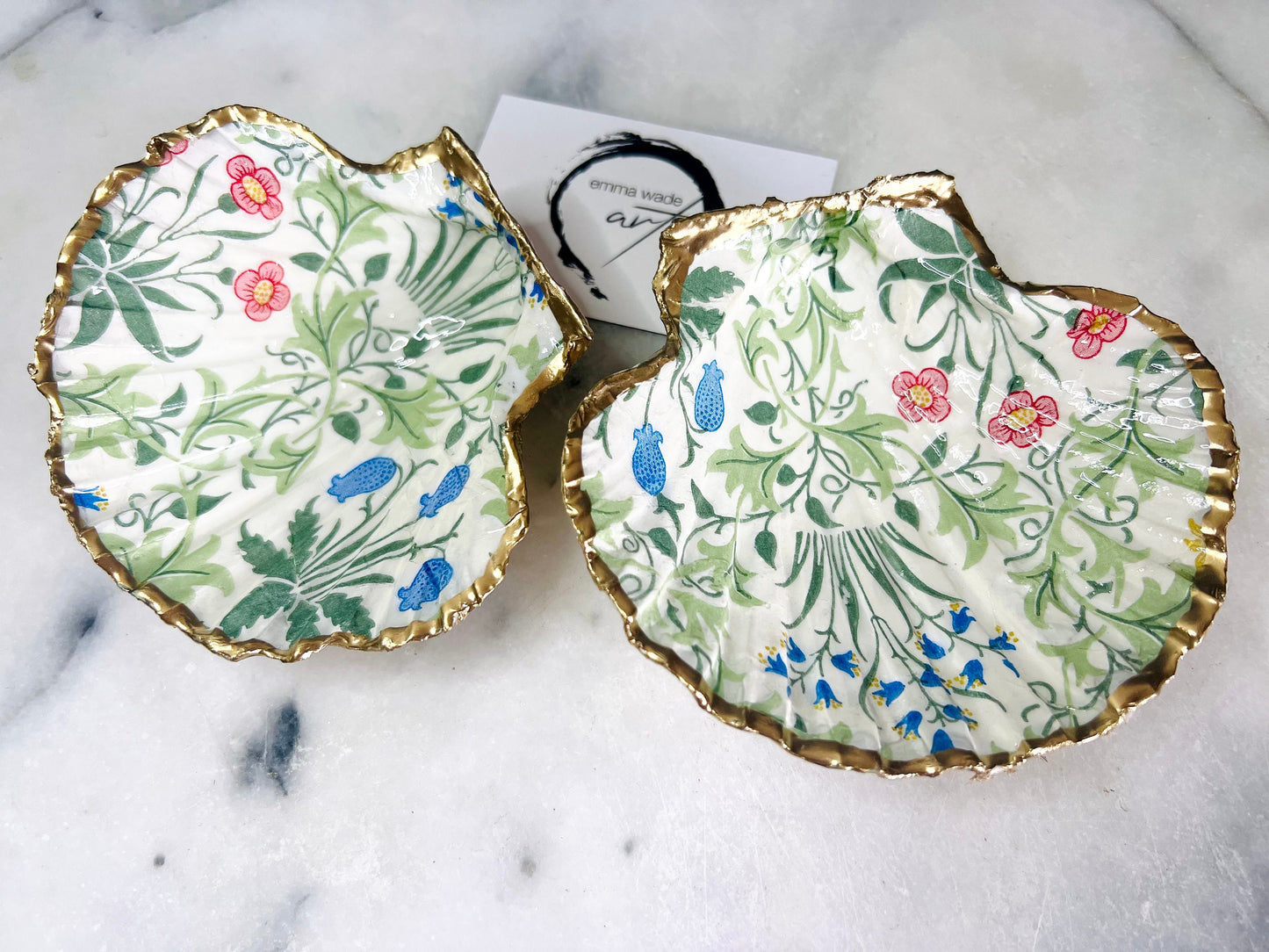 Handmade Dorset scallop shell dish featuring William Morris Celandine floral design in green, red, and blue. Each shell is finished with liquid gold leaf on the rim and back, sealed with crystal-clear resin for a glossy, durable finish. A unique scallop shell jewellery dish, ring holder, or trinket tray for earrings, cufflinks, and keepsakes. Perfect as a handmade William Morris gift, coastal-inspired ornament, or decorative tray for weddings, anniversaries, birthdays and Christmas