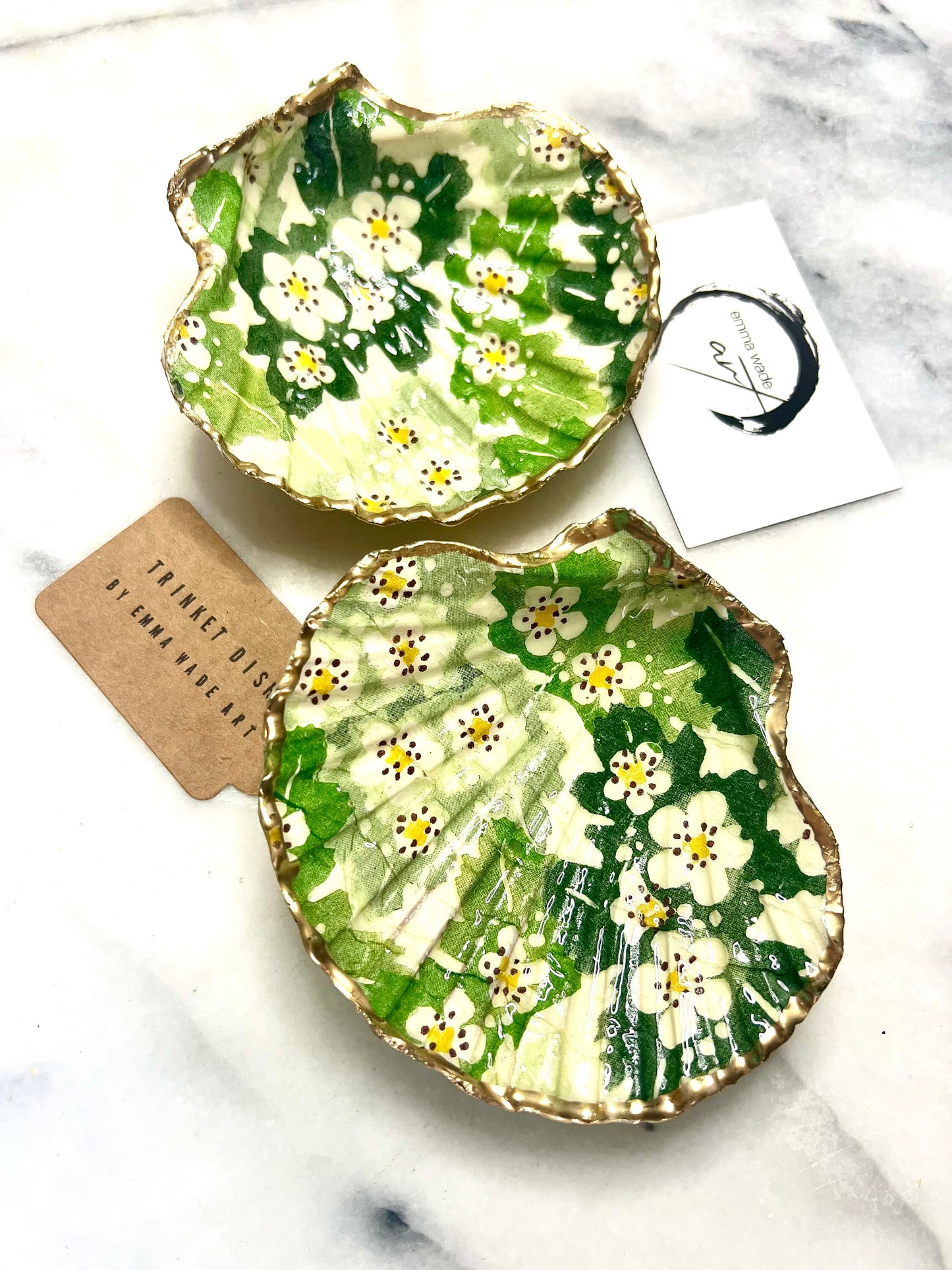 Handmade Dorset scallop shell trinket dish featuring an Emma Bridgewater inspired Hawthorn Berries floral design in green and cream tones. Decorative shell jewellery dish finished with hand-applied liquid gold leaf edging and glossy resin. Coastal cottage style ring holder and trinket tray with natural shell texture, suitable for jewellery storage, bathroom décor or gifting.