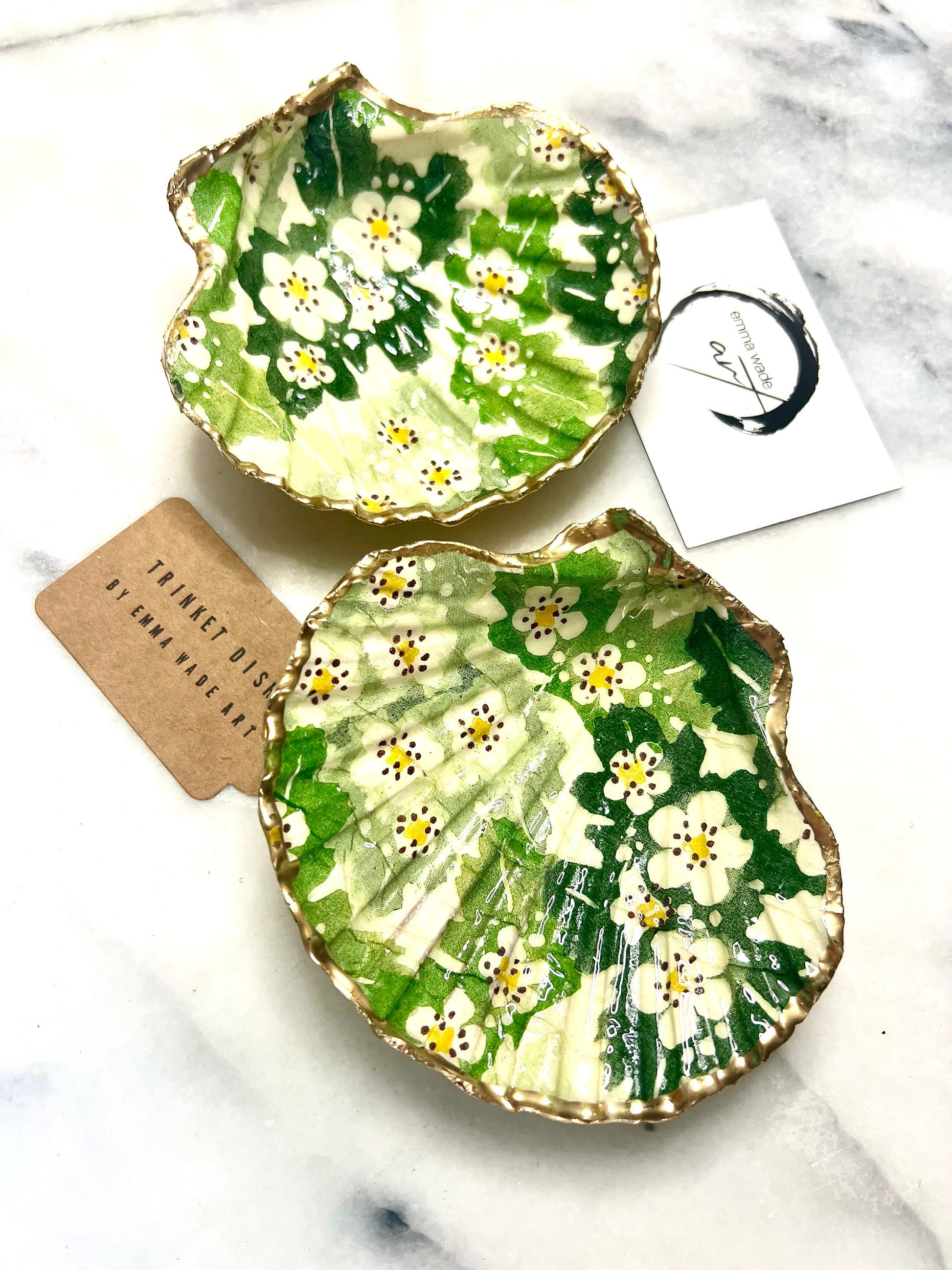 Handmade Dorset scallop shell trinket dish featuring an Emma Bridgewater inspired Hawthorn Berries floral design in green and cream tones. Decorative shell jewellery dish finished with hand-applied liquid gold leaf edging and glossy resin. Coastal cottage style ring holder and trinket tray with natural shell texture, suitable for jewellery storage, bathroom décor or gifting.