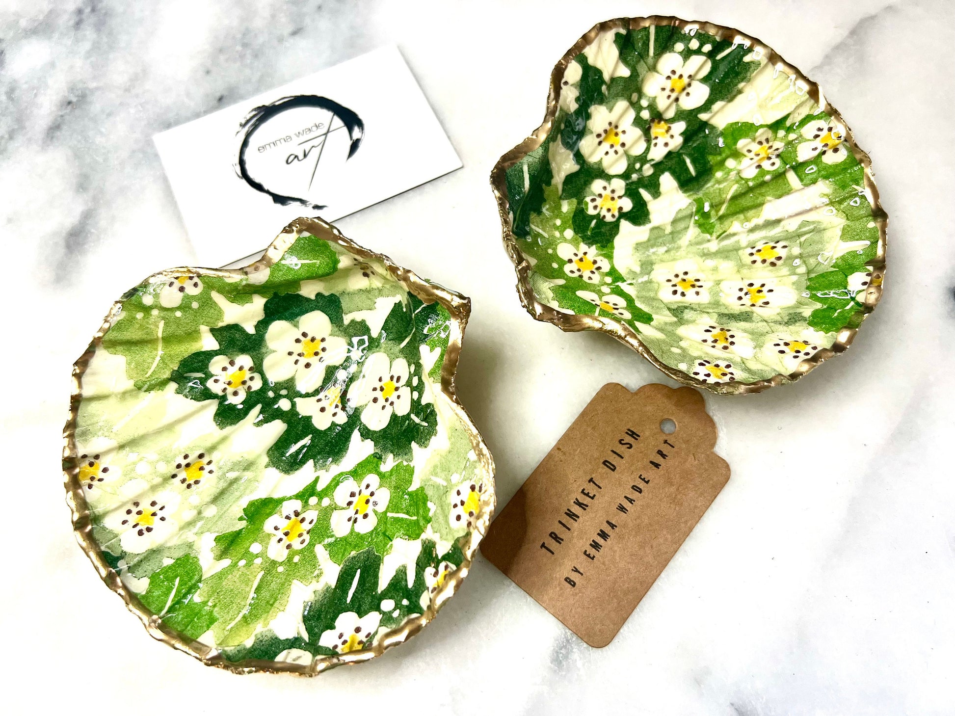 Handmade Dorset scallop shell trinket dish featuring an Emma Bridgewater inspired Hawthorn Berries floral design in green and cream tones. Decorative shell jewellery dish finished with hand-applied liquid gold leaf edging and glossy resin. Coastal cottage style ring holder and trinket tray with natural shell texture, suitable for jewellery storage, bathroom décor or gifting.
