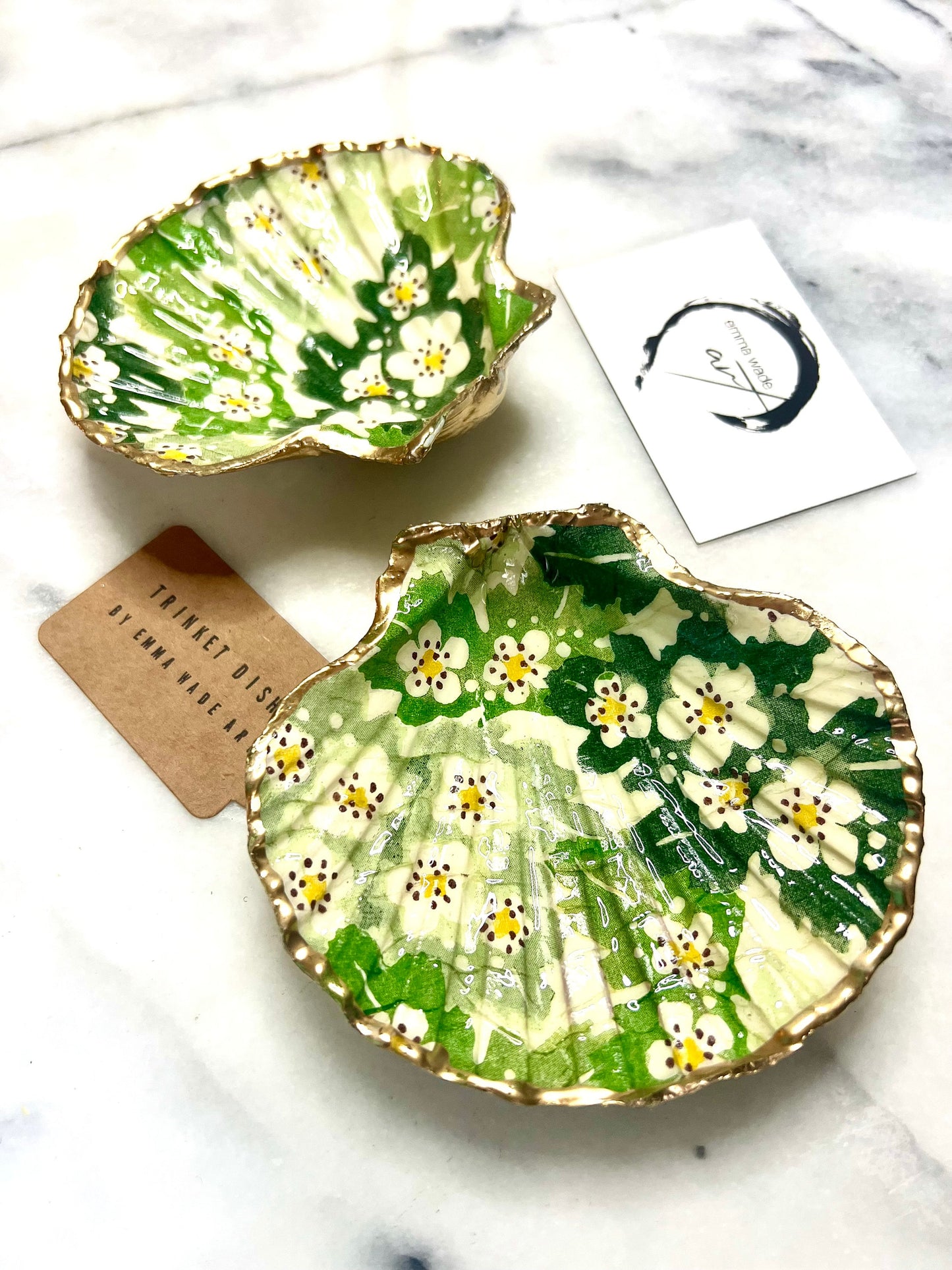 Handmade Dorset scallop shell trinket dish featuring an Emma Bridgewater inspired Hawthorn Berries floral design in green and cream tones. Decorative shell jewellery dish finished with hand-applied liquid gold leaf edging and glossy resin. Coastal cottage style ring holder and trinket tray with natural shell texture, suitable for jewellery storage, bathroom décor or gifting.